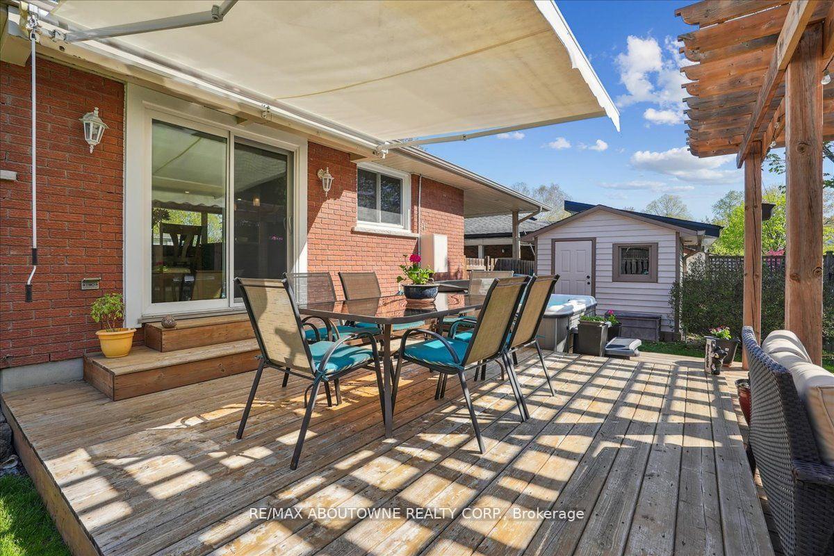 Photo 10 of 40 Autumn Leaf Road, Hamilton, Dundas — HOMEH