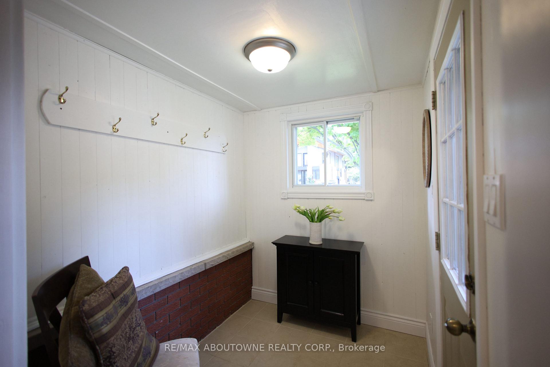 Photo 11 of 40 Autumn Leaf Road, Hamilton, Dundas — HOMEH