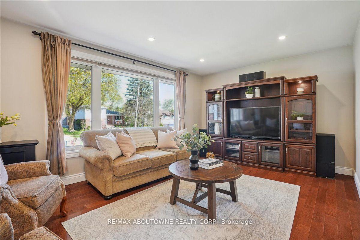 Photo 13 of 40 Autumn Leaf Road, Hamilton, Dundas — HOMEH