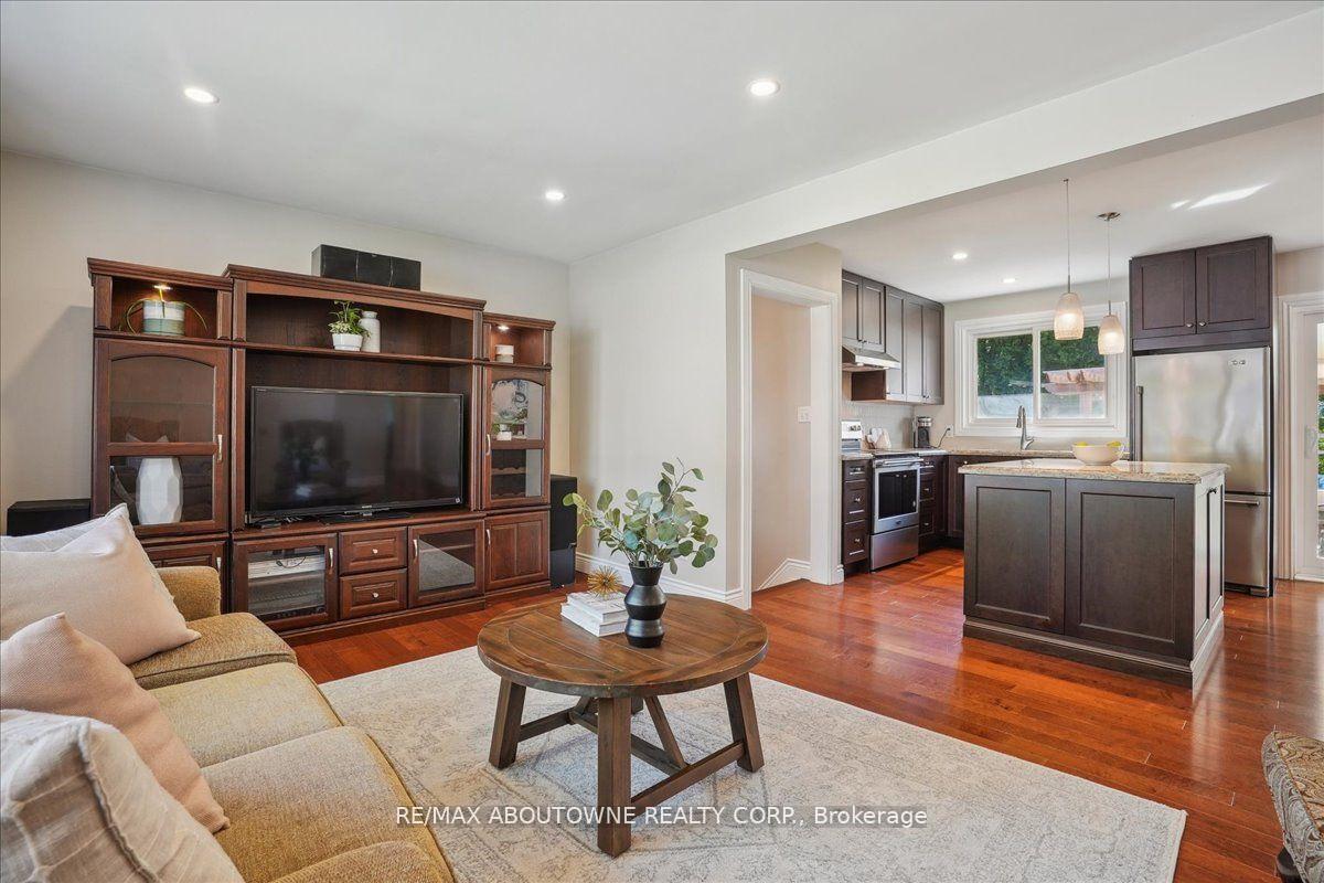 Photo 15 of 40 Autumn Leaf Road, Hamilton, Dundas — HOMEH