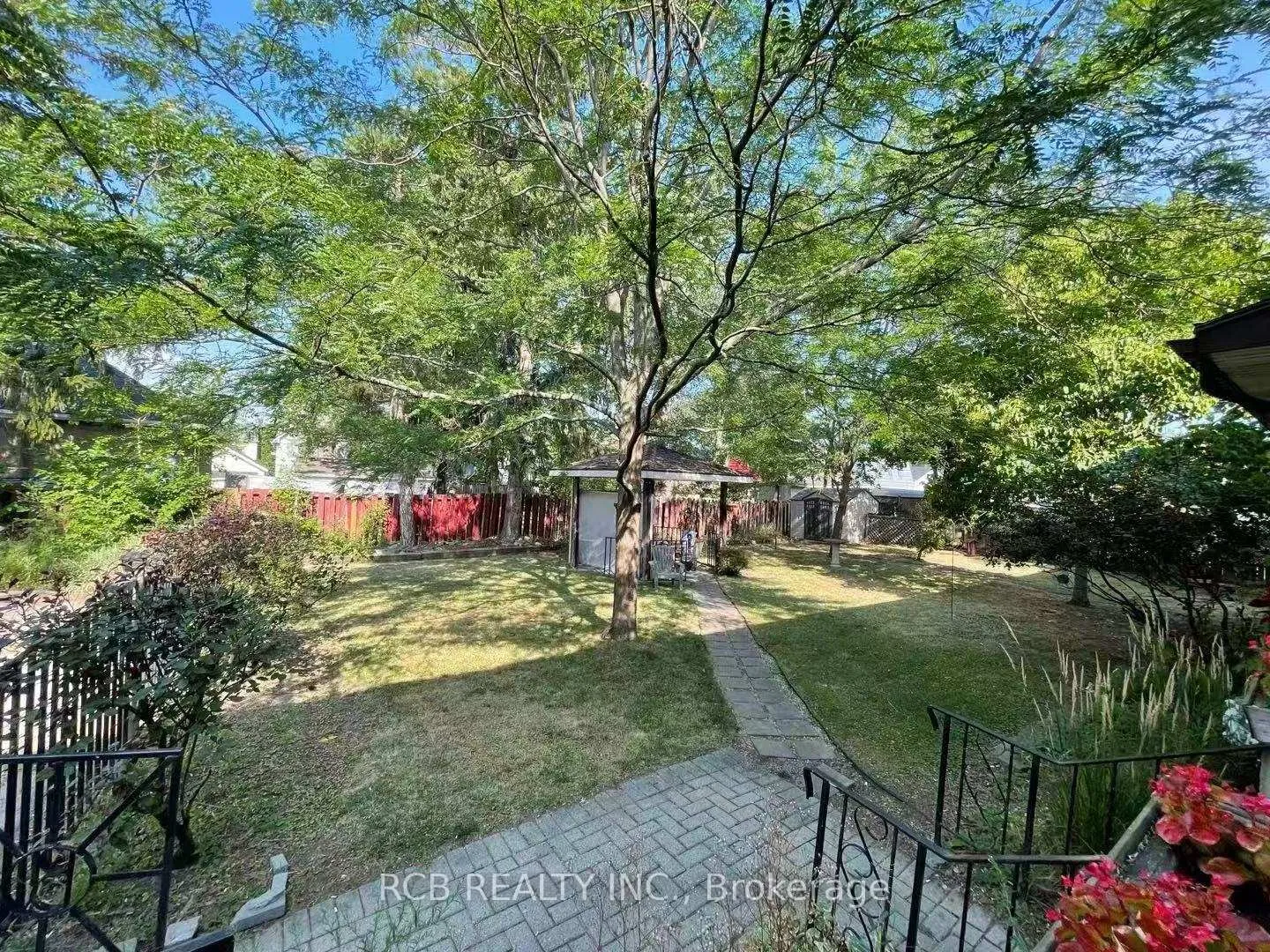 Photo 3 of 30 Bellevue Terrace, St. Catharines, Western Hill — HOMEH