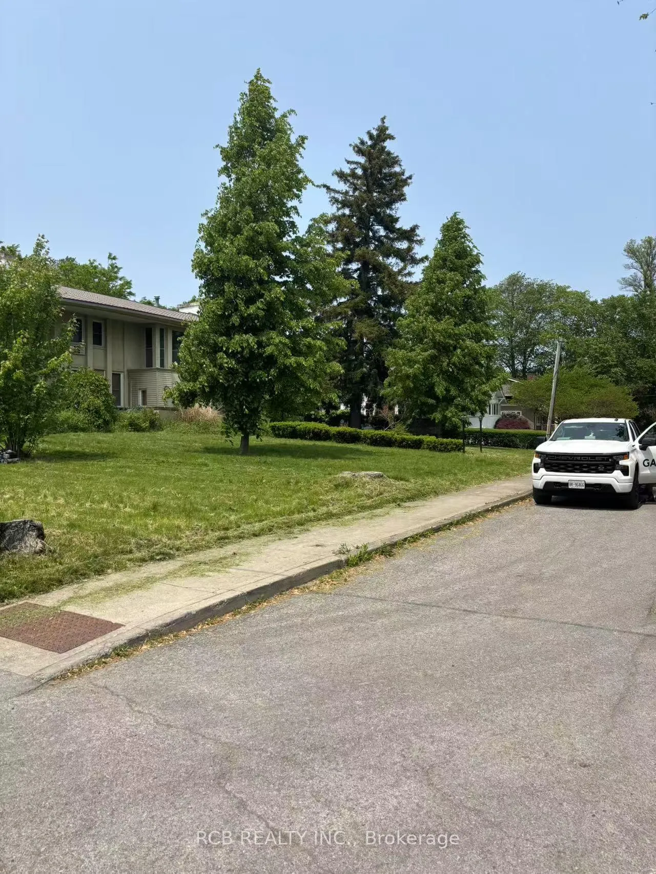Photo 8 of 30 Bellevue Terrace, St. Catharines, Western Hill — HOMEH