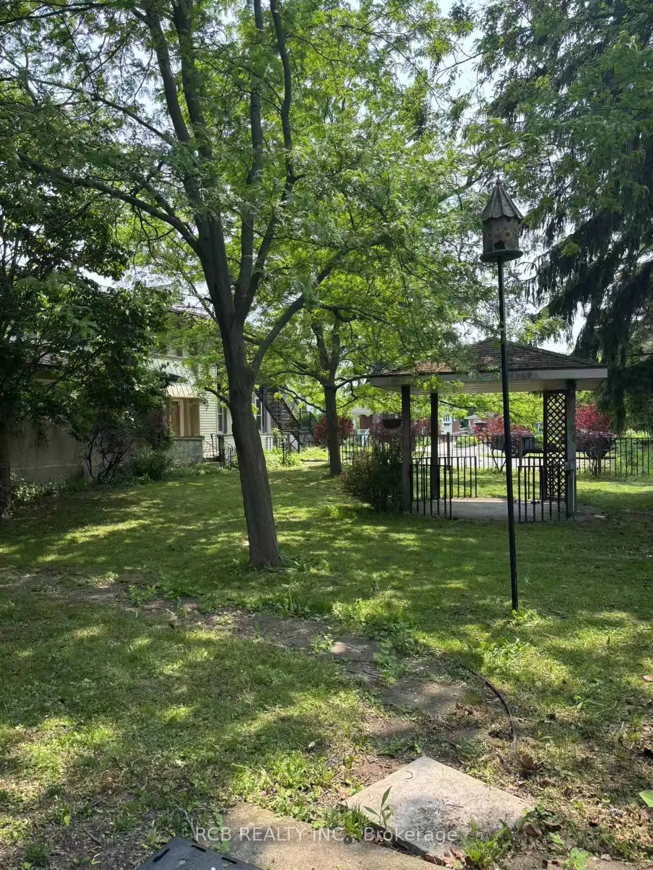 Photo 9 of 30 Bellevue Terrace, St. Catharines, Western Hill — HOMEH