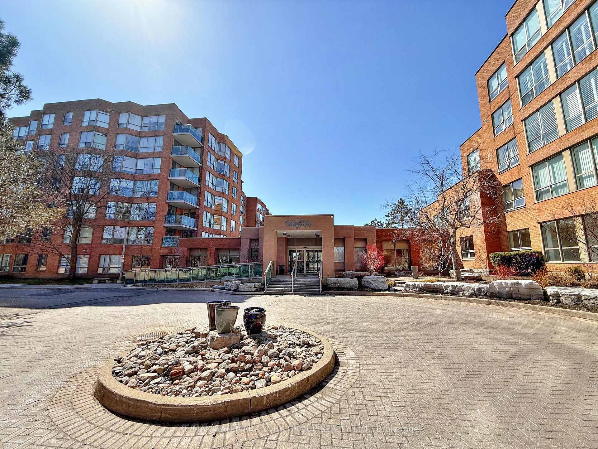Photo 1 of Unit 404, 14924 Yonge Street, Aurora, Aurora Highlands — HOMEH