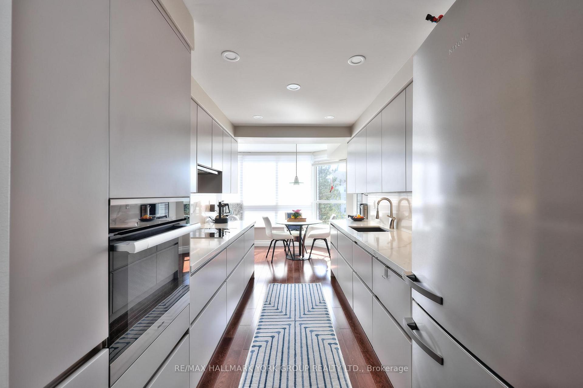 Photo 4 of Unit 404, 14924 Yonge Street, Aurora, Aurora Highlands — HOMEH