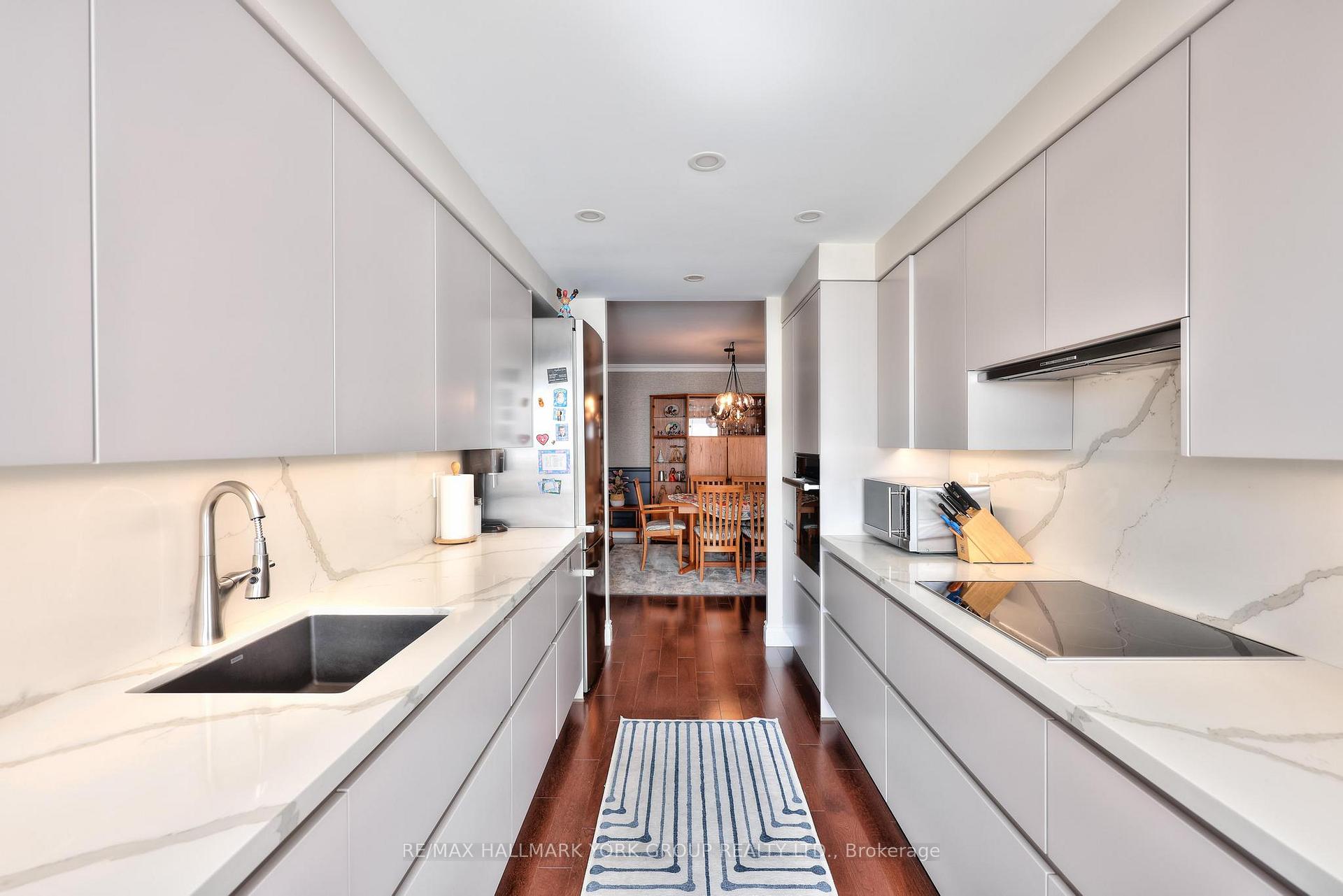 Photo 5 of Unit 404, 14924 Yonge Street, Aurora, Aurora Highlands — HOMEH