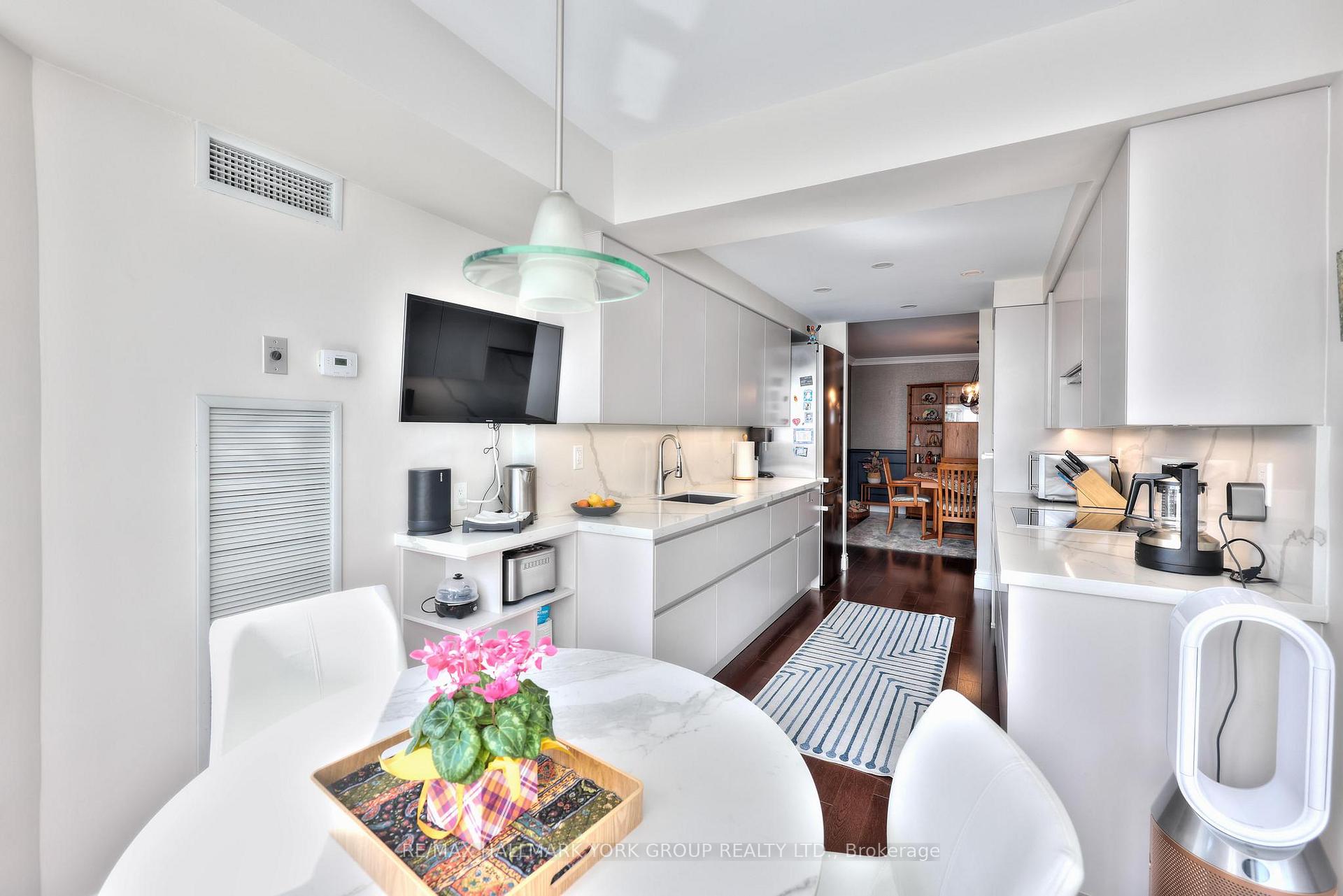 Photo 6 of Unit 404, 14924 Yonge Street, Aurora, Aurora Highlands — HOMEH
