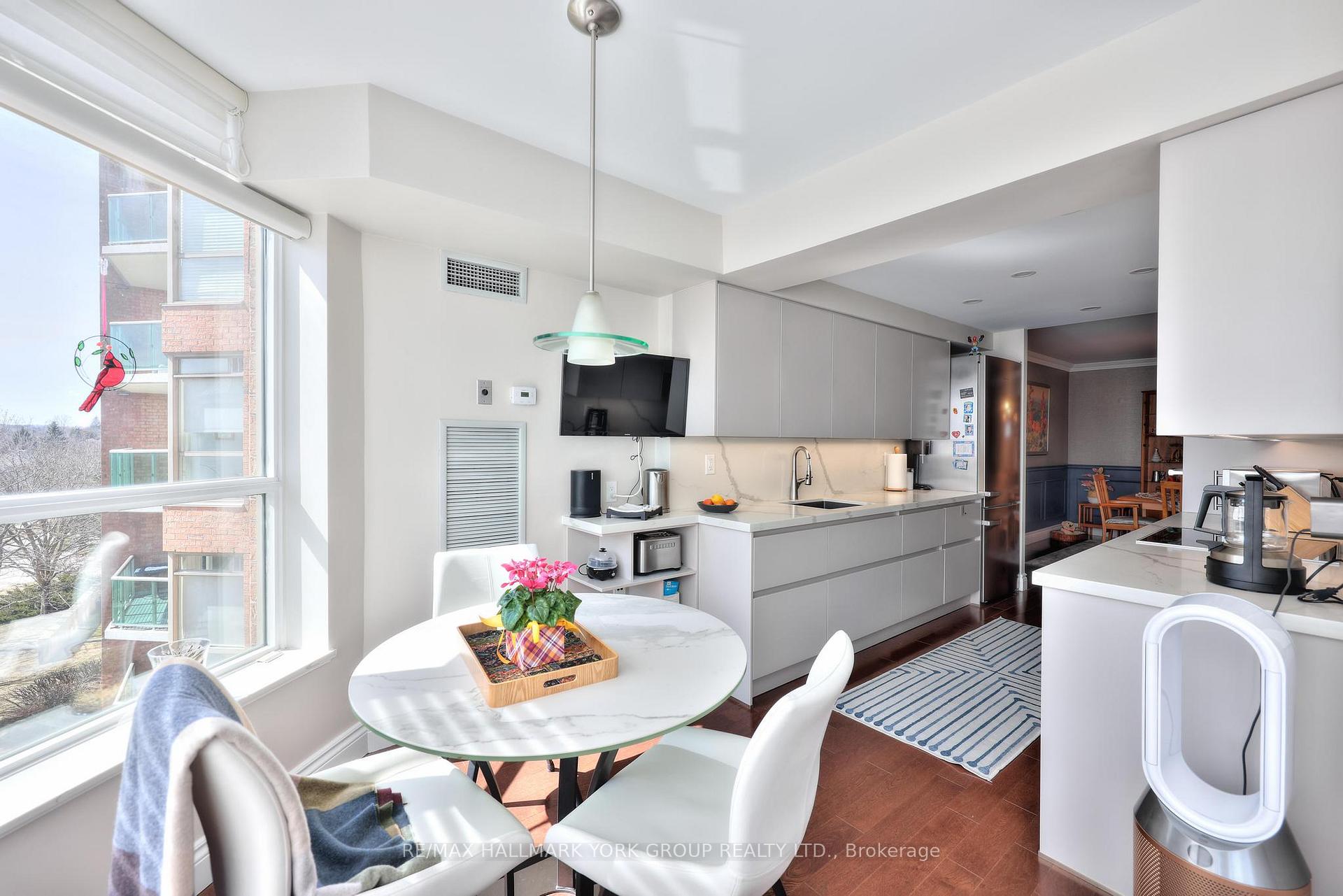 Photo 7 of Unit 404, 14924 Yonge Street, Aurora, Aurora Highlands — HOMEH