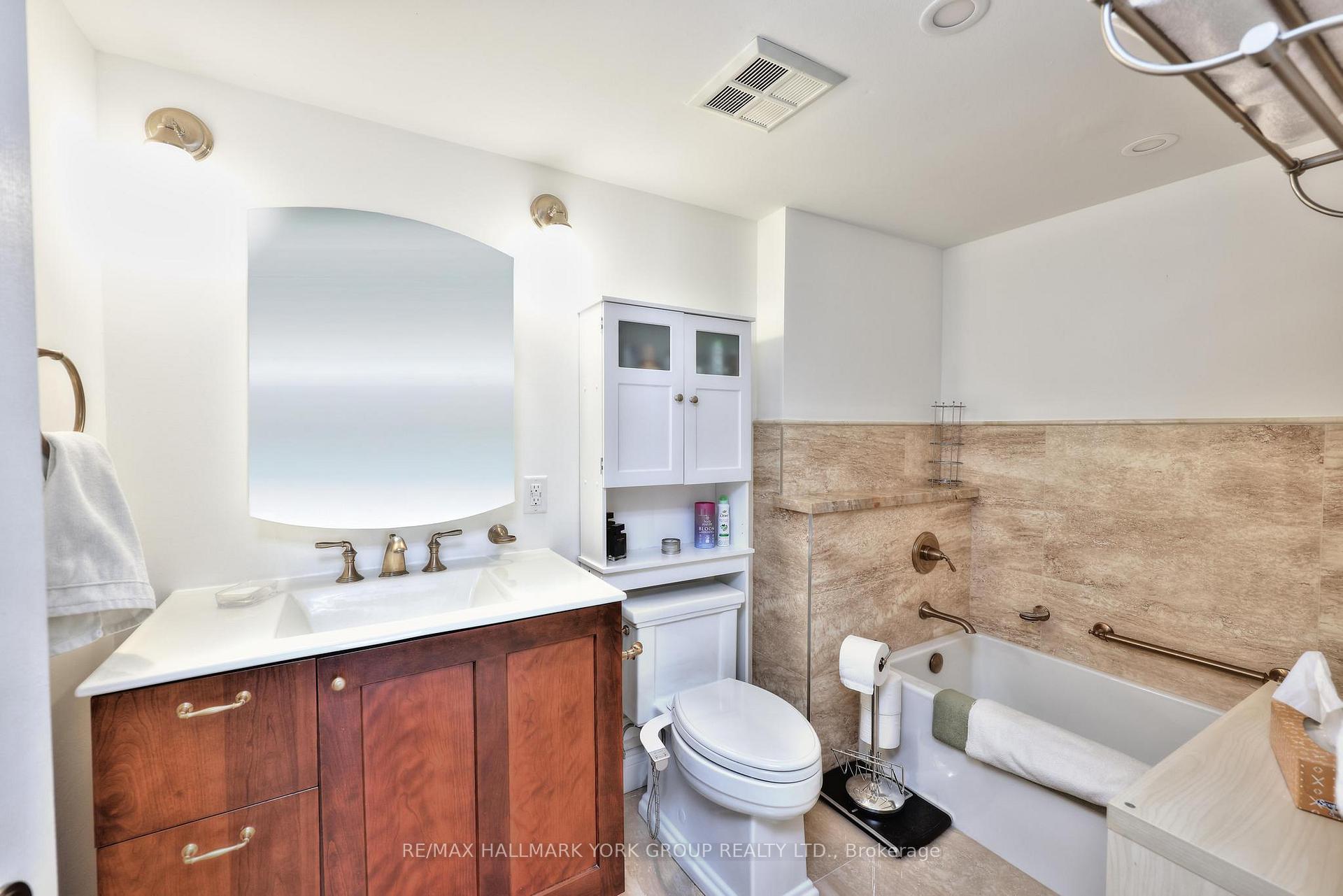 Photo 10 of Unit 404, 14924 Yonge Street, Aurora, Aurora Highlands — HOMEH