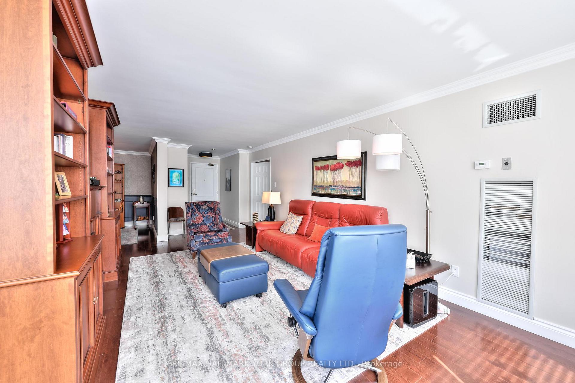 Photo 11 of Unit 404, 14924 Yonge Street, Aurora, Aurora Highlands — HOMEH