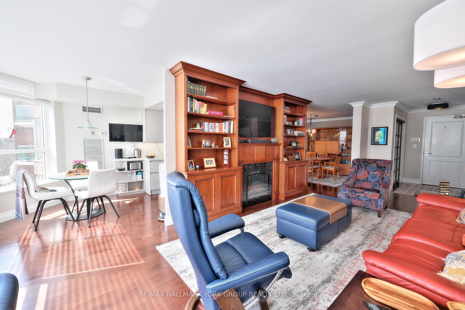 Photo 12 of Unit 404, 14924 Yonge Street, Aurora, Aurora Highlands — HOMEH