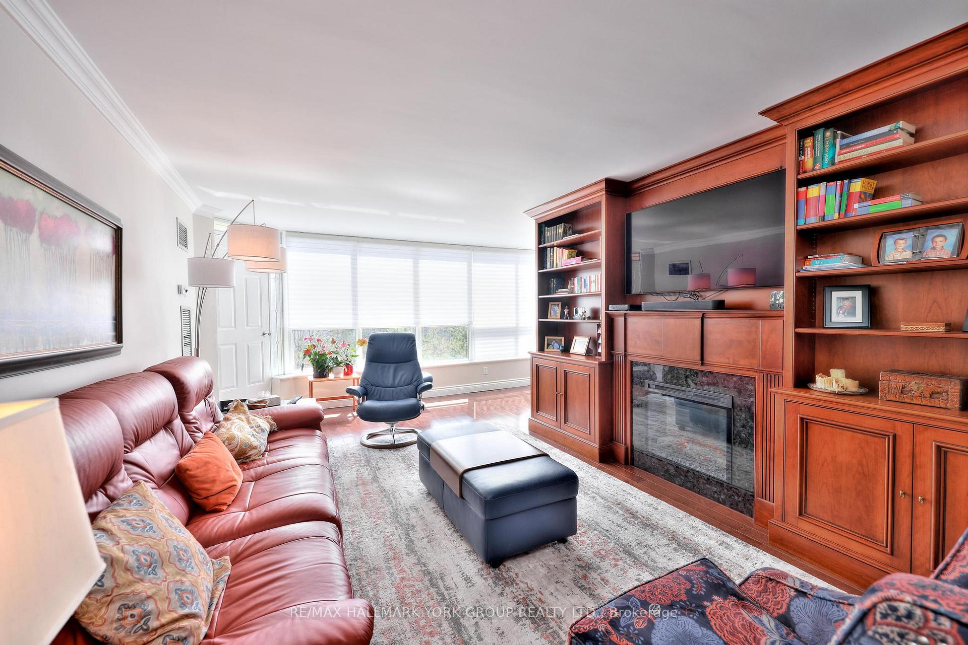 Photo 13 of Unit 404, 14924 Yonge Street, Aurora, Aurora Highlands — HOMEH