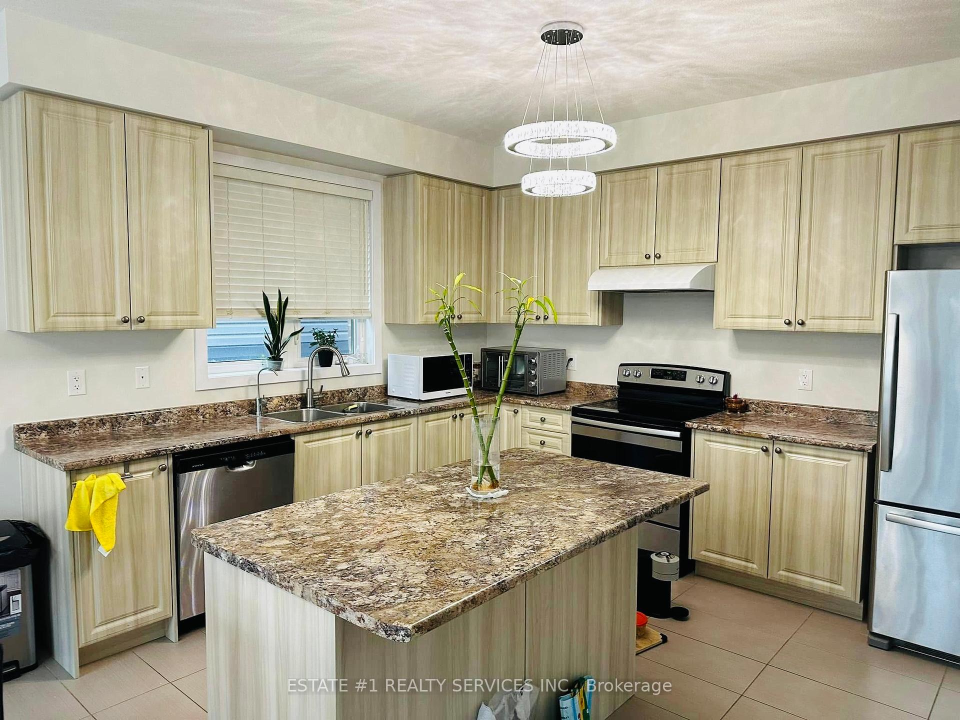 Photo 3 of 16 Pagebrook Crescent, Hamilton, Stoney Creek — HOMEH