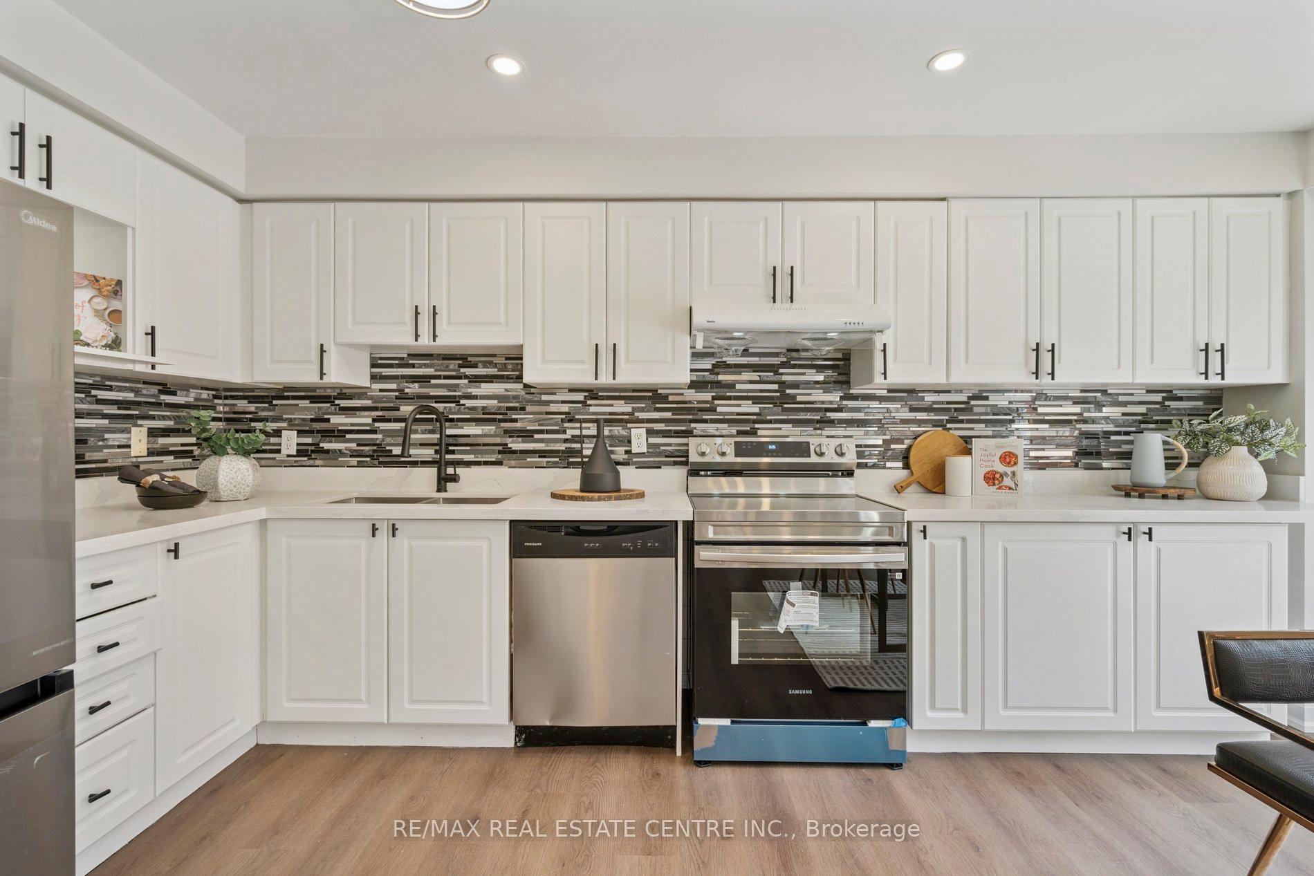 Photo 32 of 39 Four Seasons Circle, Brampton, Fletcher's Meadow — HOMEH