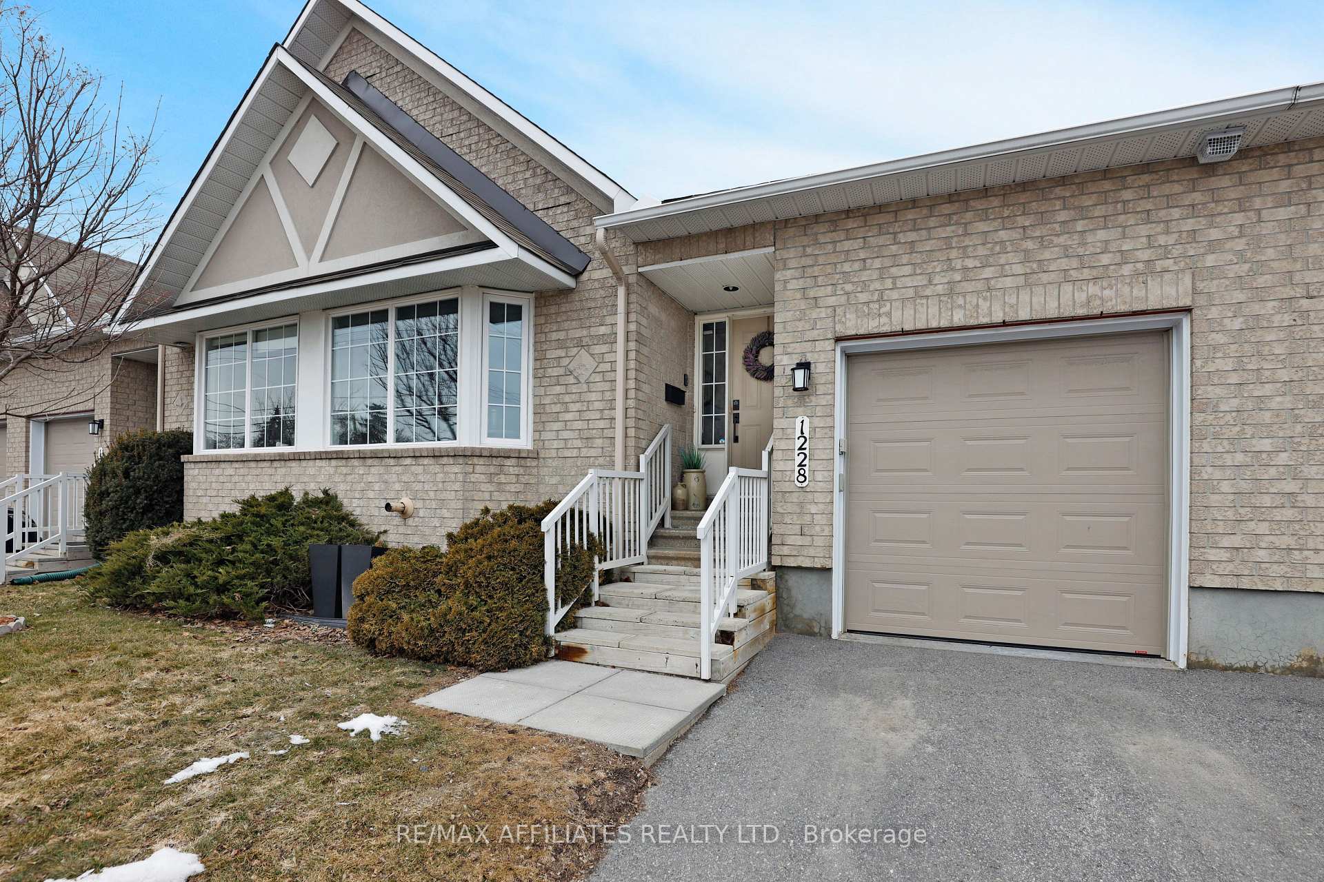 Photo 3 of 1228 Foxborough Private, Ottawa, Beaconwood — HOMEH