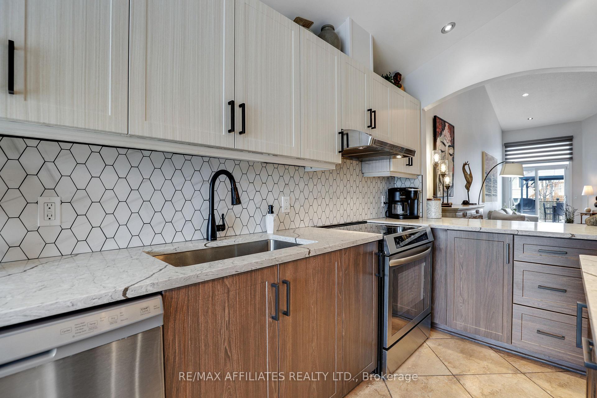 Photo 12 of 1228 Foxborough Private, Ottawa, Beaconwood — HOMEH