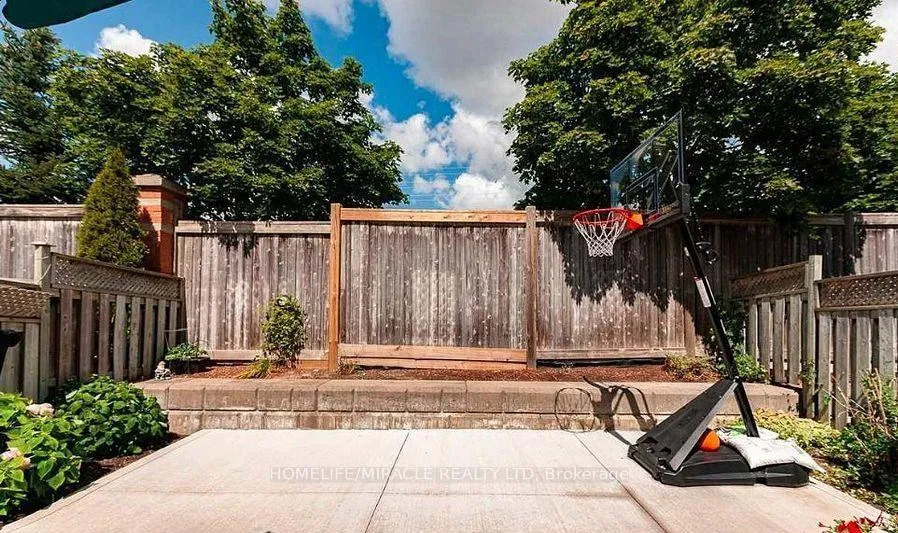 Photo 12 of 36 Bramcedar Crescent, Brampton, Northwest Sandalwood Parkway — HOMEH