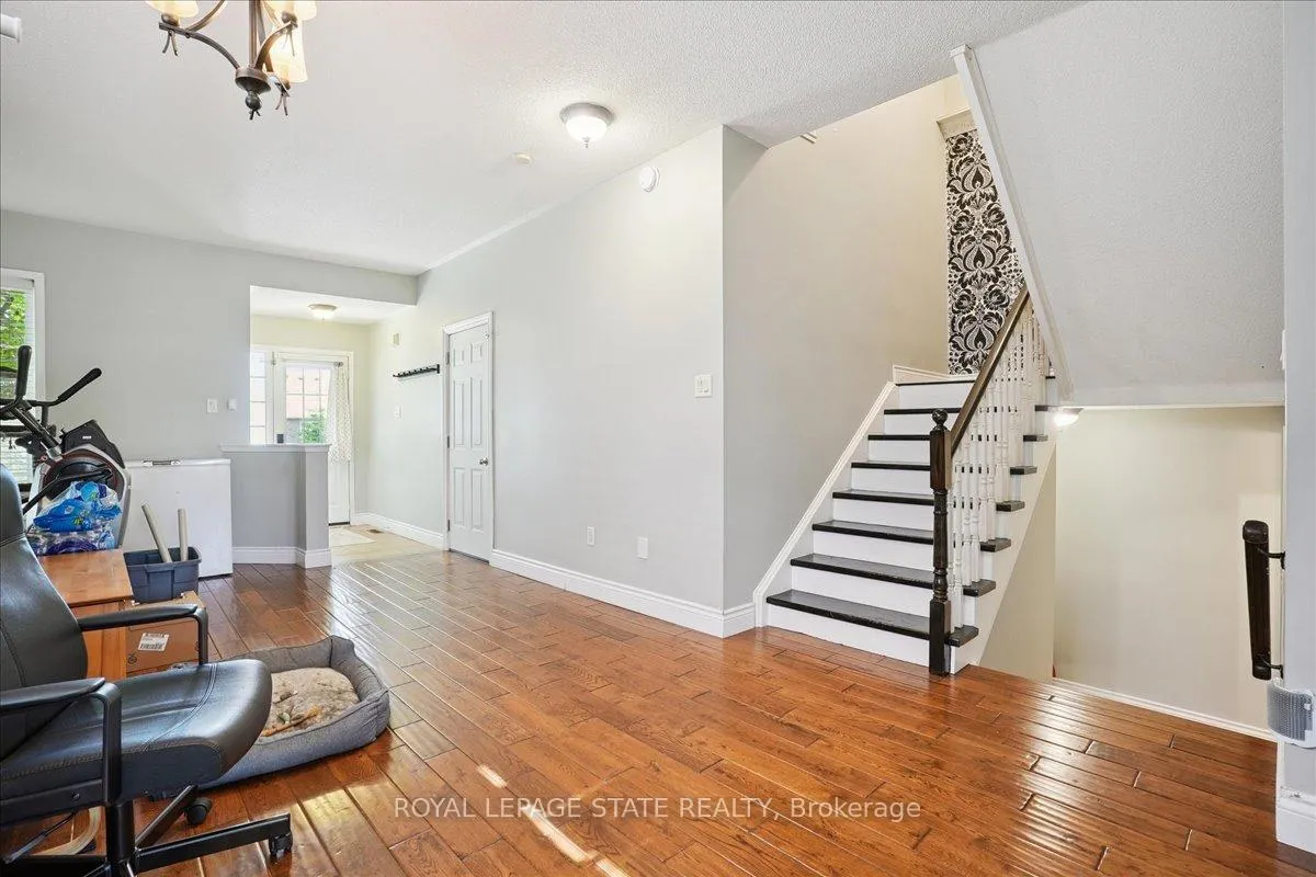 Photo 10 of 70 Moore Crescent, Hamilton, Ancaster — HOMEH