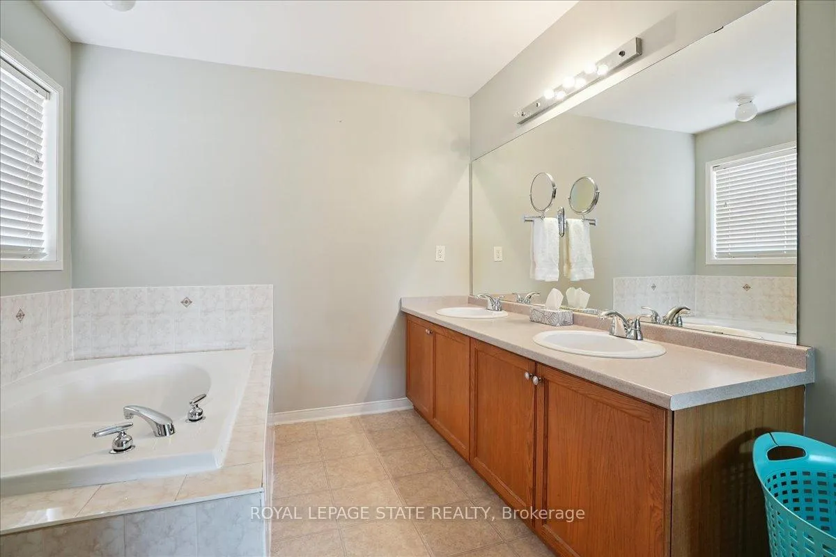 Photo 24 of 70 Moore Crescent, Hamilton, Ancaster — HOMEH