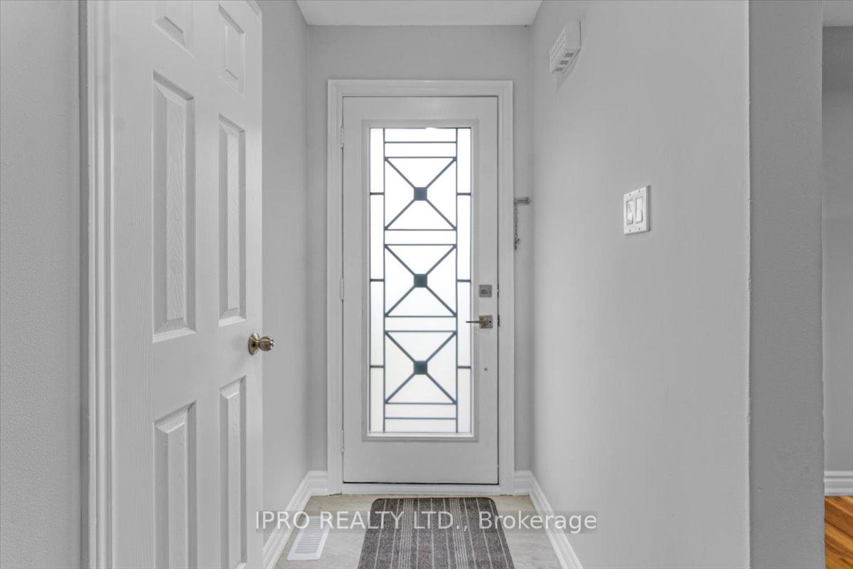 Photo 4 of 407 Hickling Trail, Barrie, Grove East — HOMEH