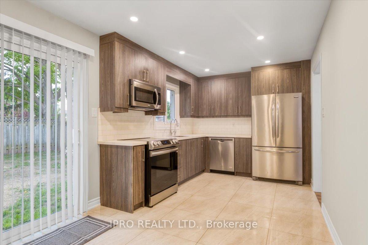 Photo 10 of 407 Hickling Trail, Barrie, Grove East — HOMEH