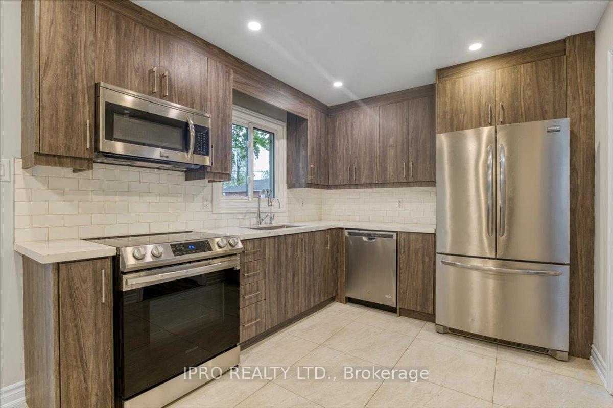 Photo 11 of 407 Hickling Trail, Barrie, Grove East — HOMEH