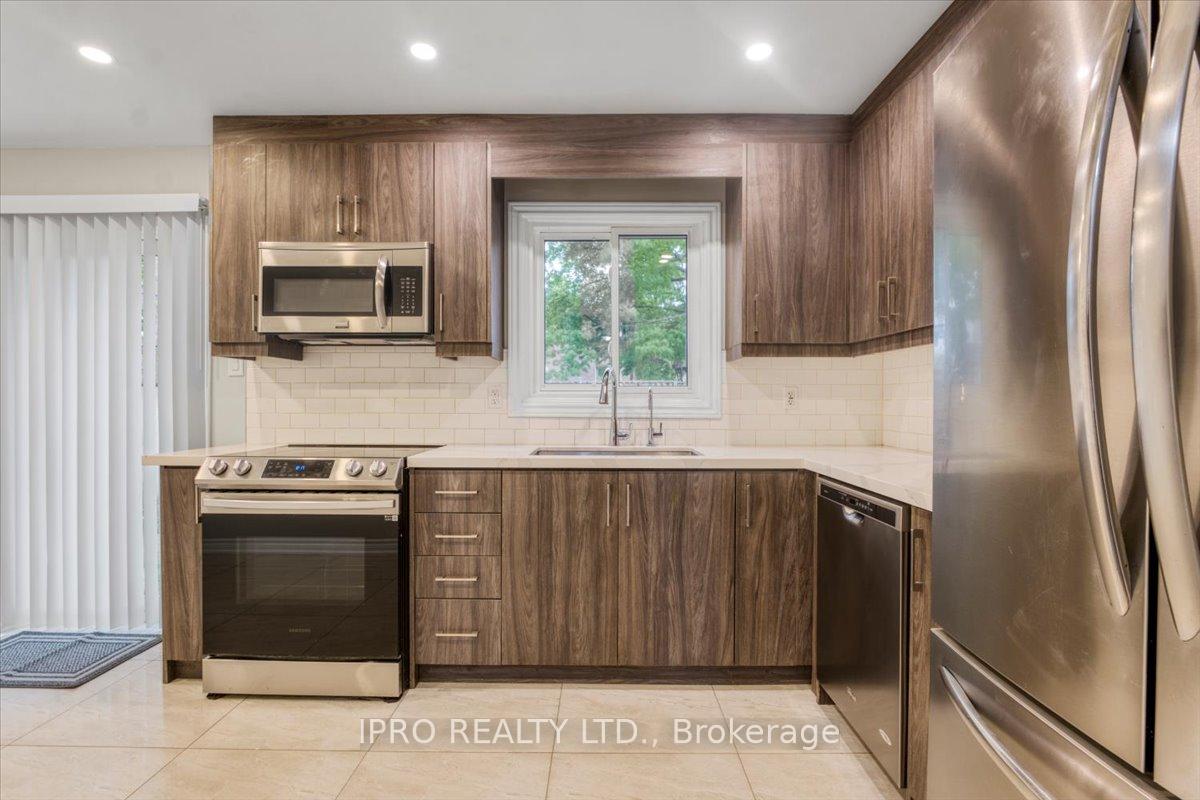 Photo 12 of 407 Hickling Trail, Barrie, Grove East — HOMEH