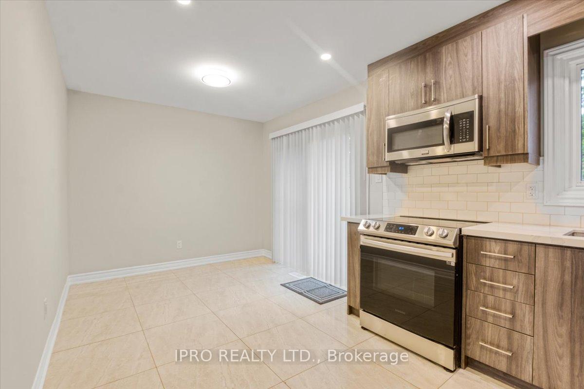 Photo 13 of 407 Hickling Trail, Barrie, Grove East — HOMEH
