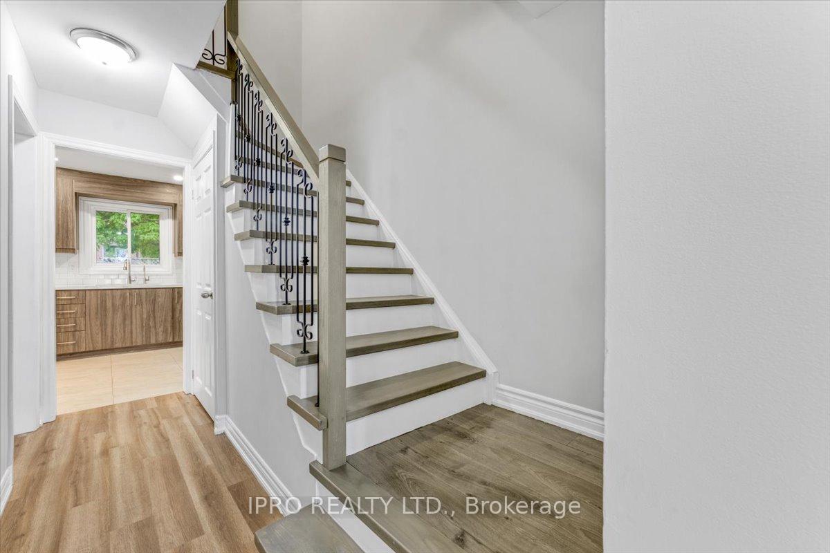 Photo 14 of 407 Hickling Trail, Barrie, Grove East — HOMEH