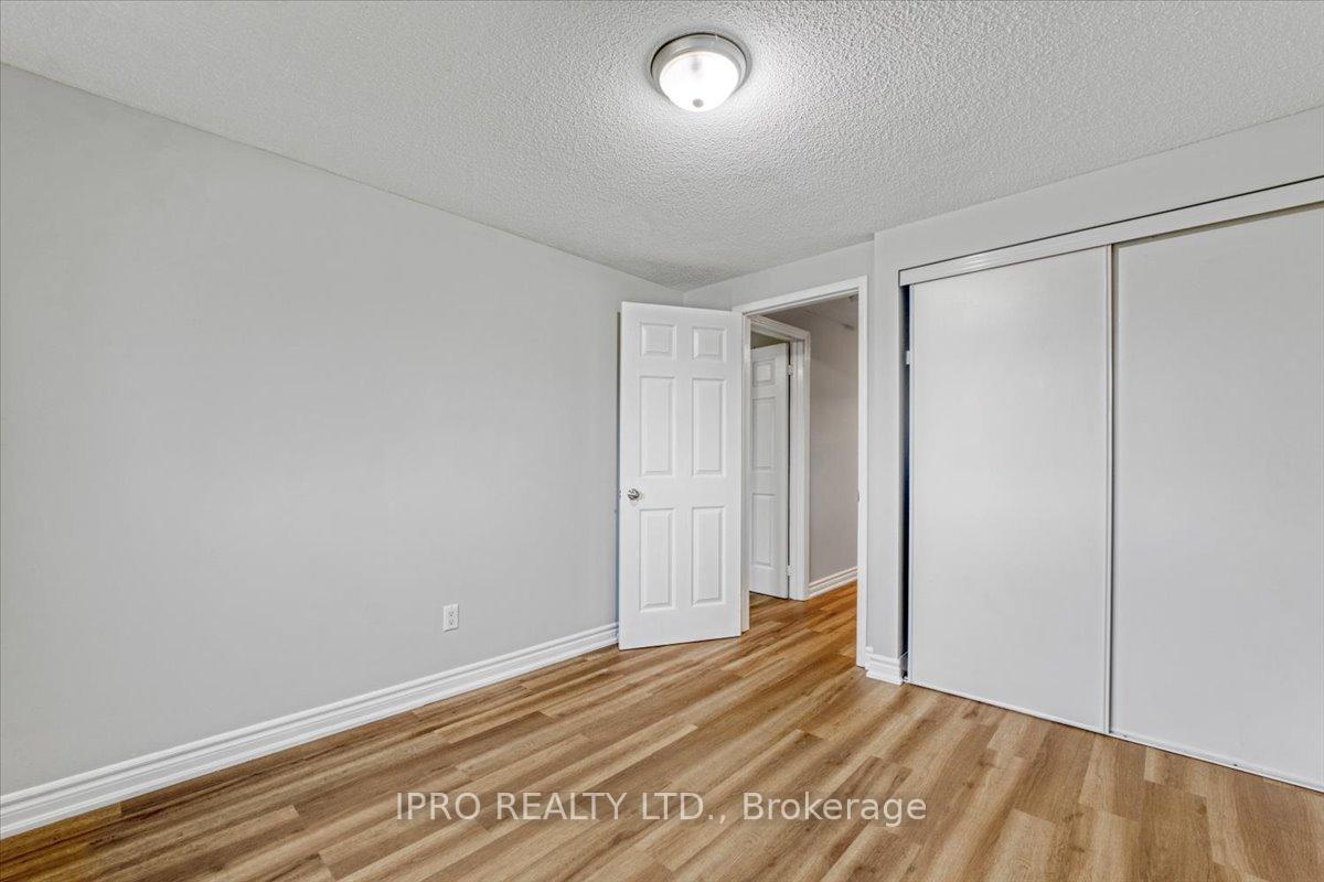 Photo 23 of 407 Hickling Trail, Barrie, Grove East — HOMEH