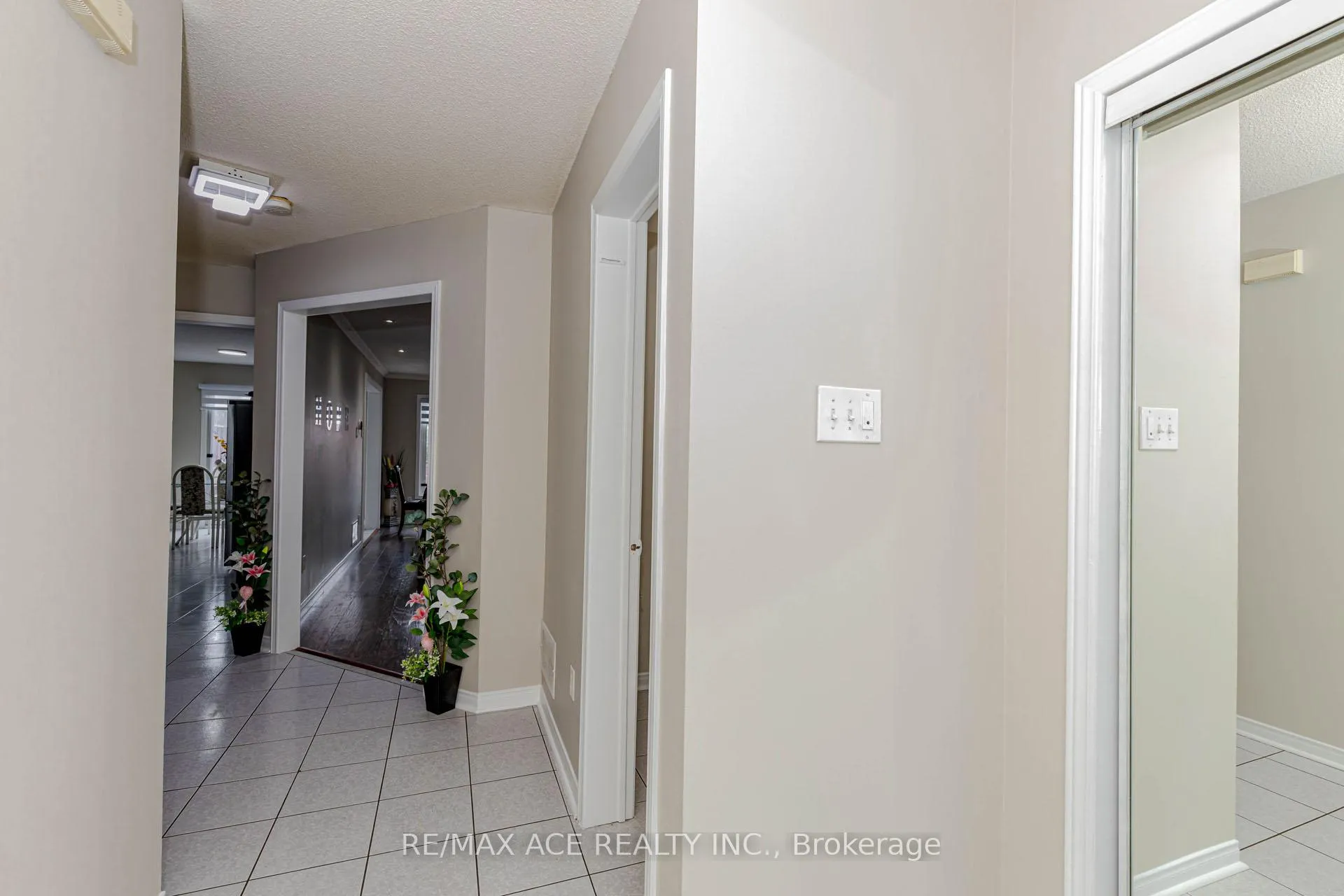 Photo 6 of 97 Bighorn Crescent, Brampton, Sandringham-Wellington — HOMEH