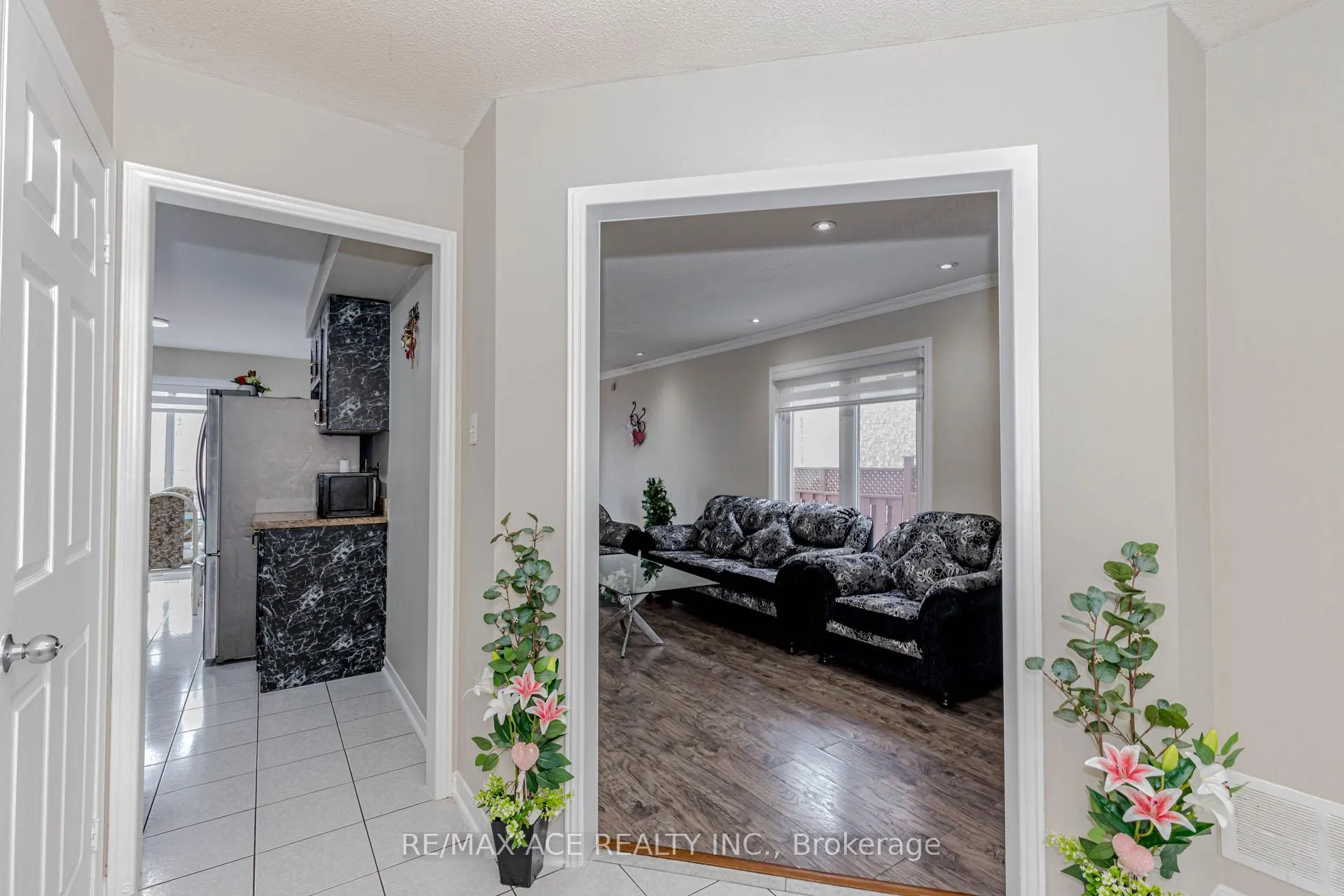 Photo 8 of 97 Bighorn Crescent, Brampton, Sandringham-Wellington — HOMEH