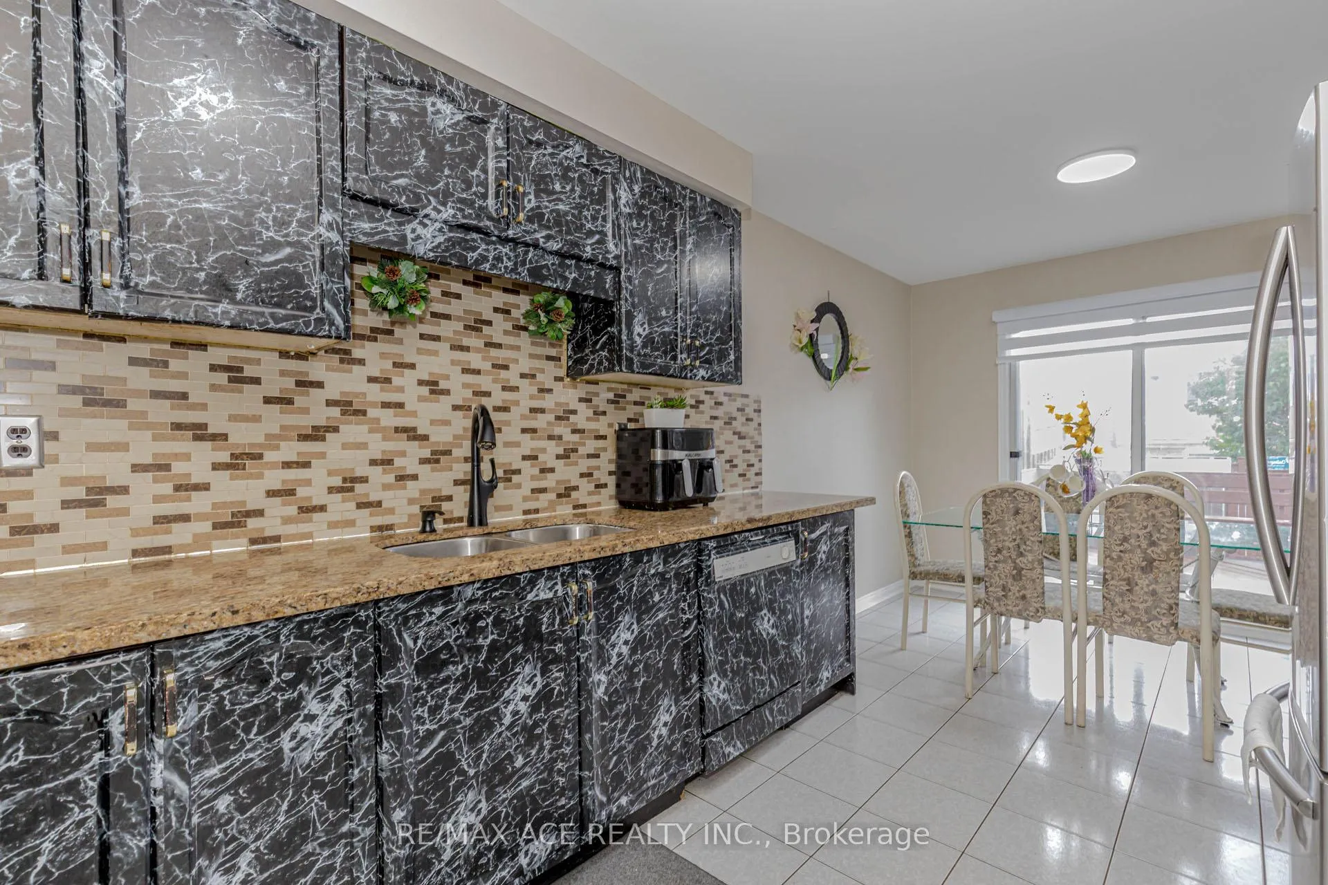 Photo 11 of 97 Bighorn Crescent, Brampton, Sandringham-Wellington — HOMEH