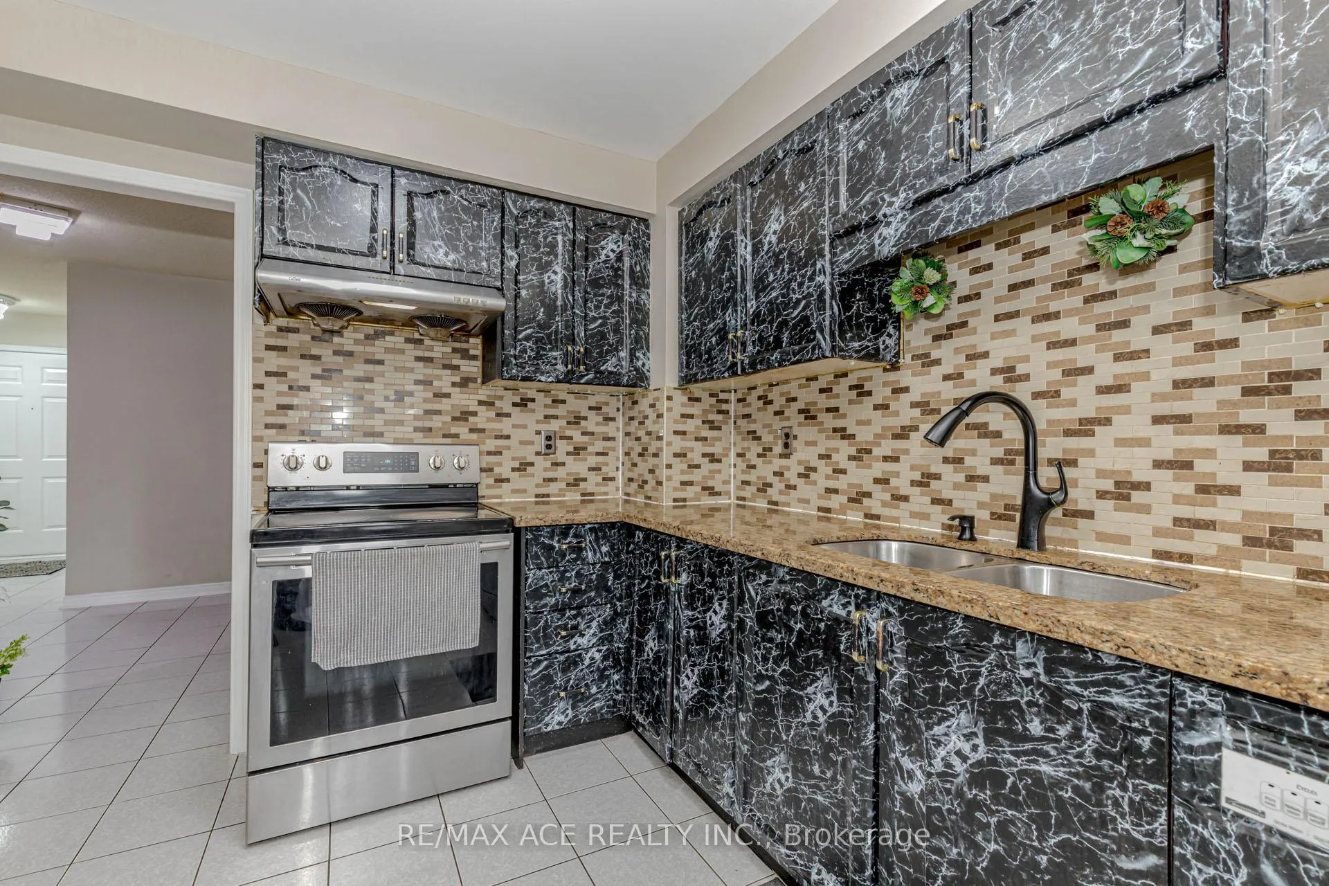 Photo 13 of 97 Bighorn Crescent, Brampton, Sandringham-Wellington — HOMEH