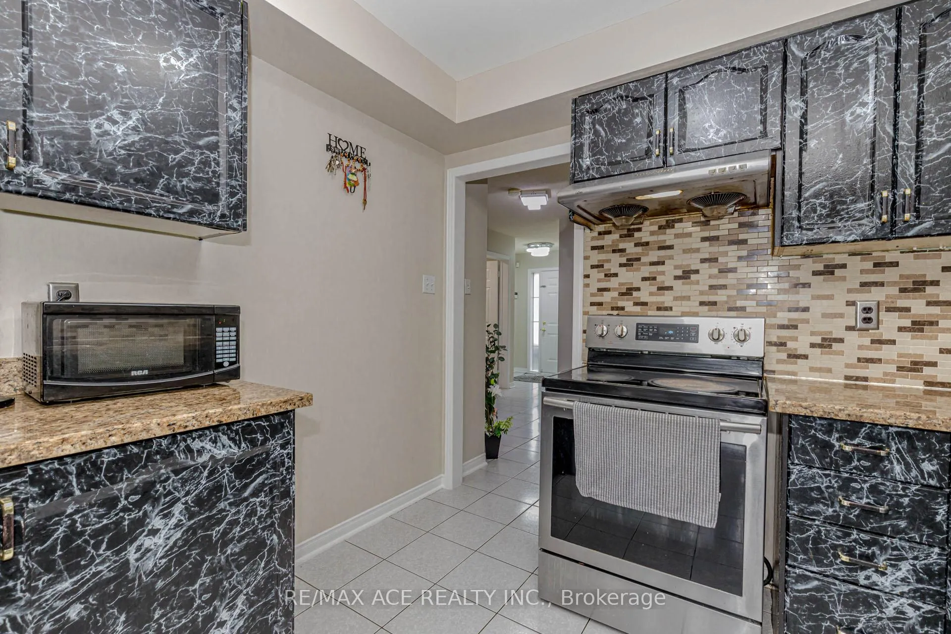 Photo 14 of 97 Bighorn Crescent, Brampton, Sandringham-Wellington — HOMEH