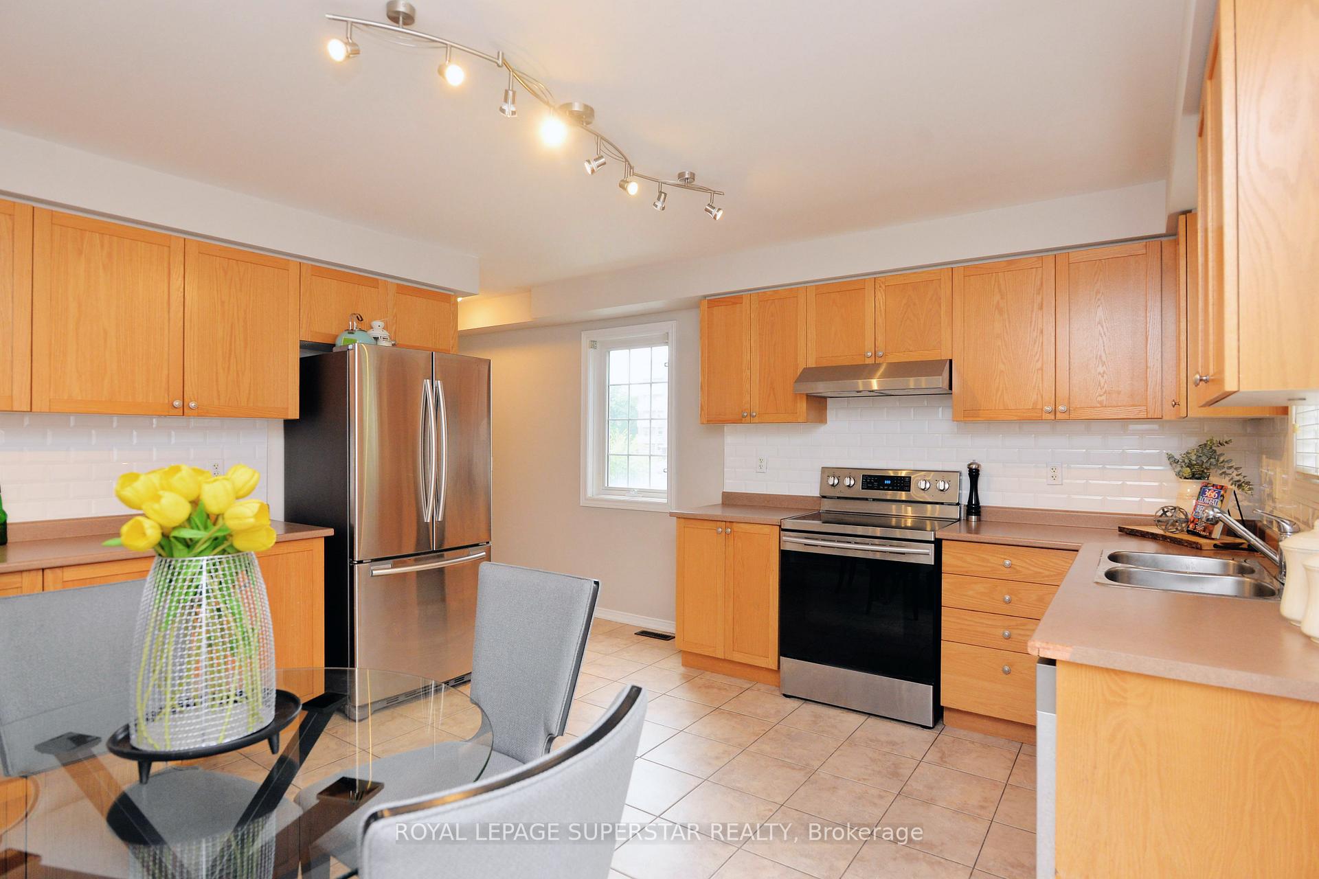 Photo 13 of 15 Gemstone Lane, Brampton, Downtown Brampton — HOMEH