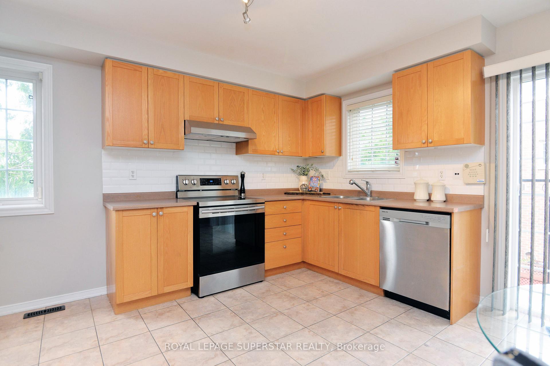 Photo 14 of 15 Gemstone Lane, Brampton, Downtown Brampton — HOMEH
