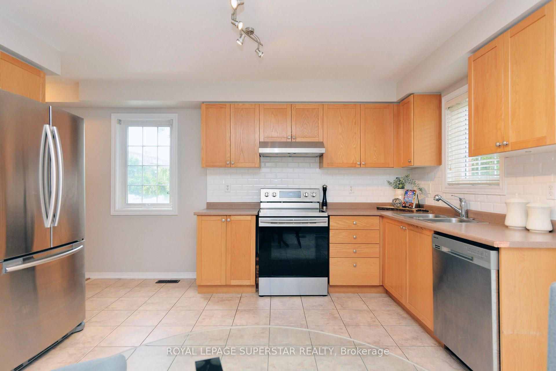 Photo 16 of 15 Gemstone Lane, Brampton, Downtown Brampton — HOMEH