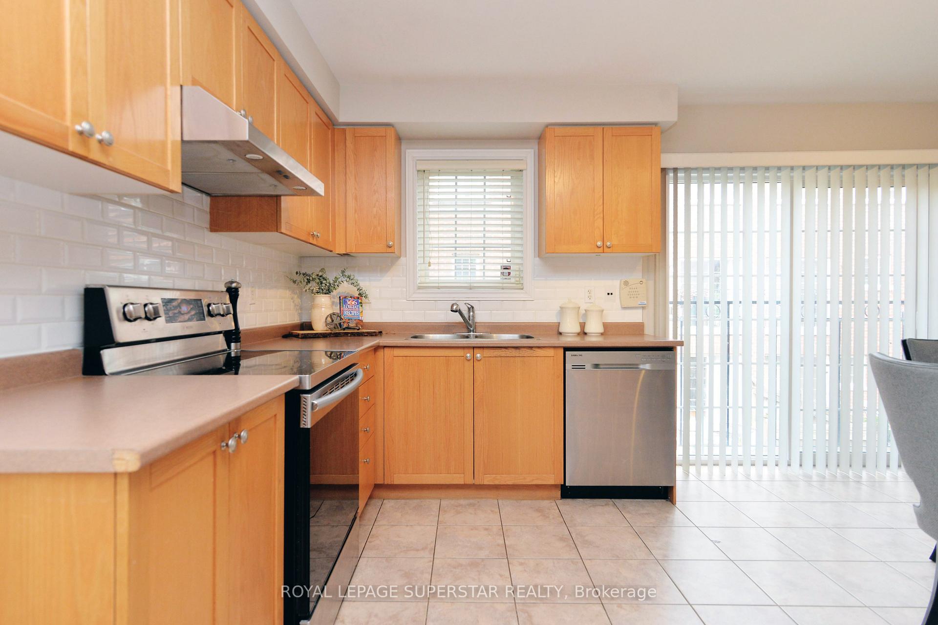 Photo 18 of 15 Gemstone Lane, Brampton, Downtown Brampton — HOMEH