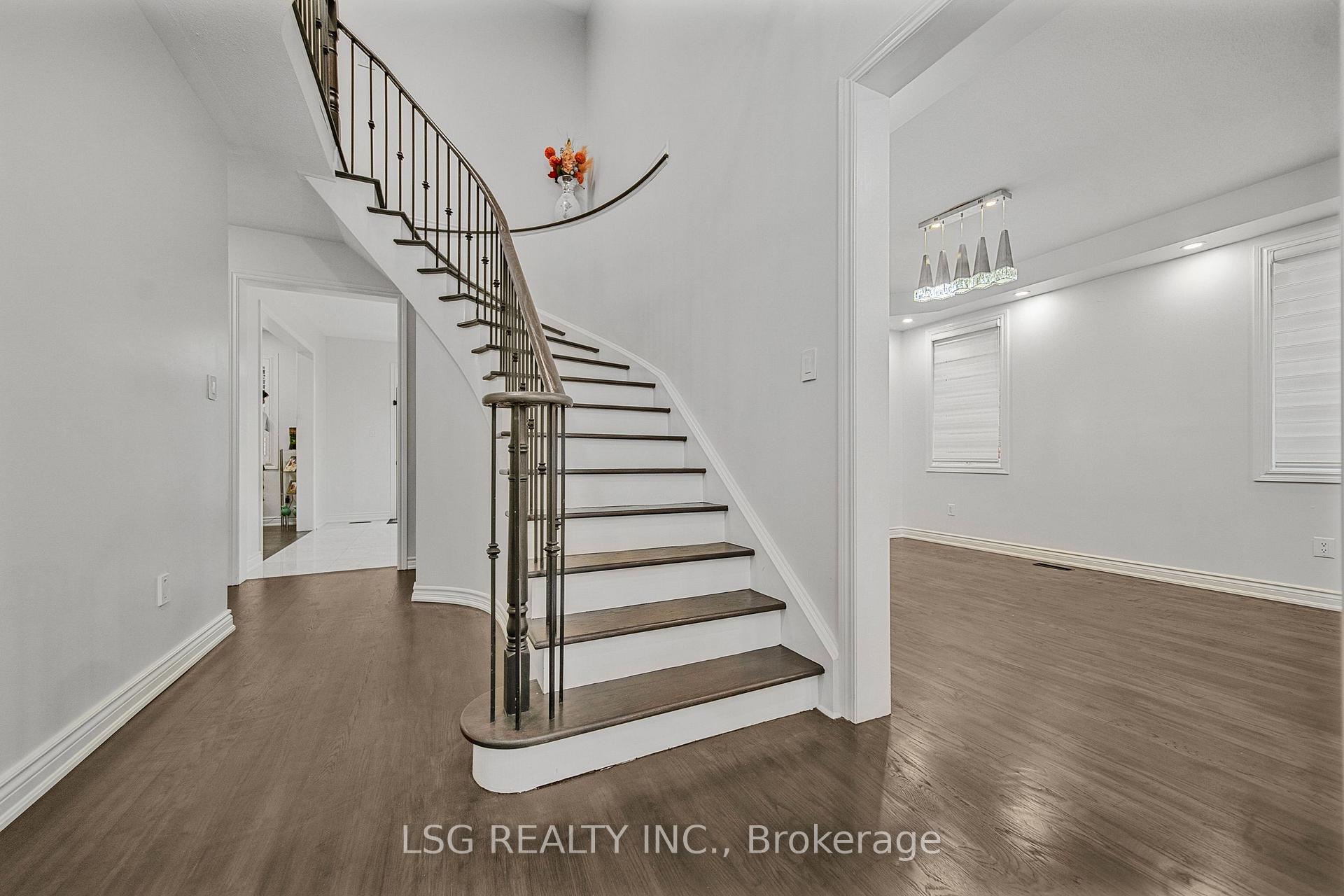 Photo 10 of 54 Richgrove Drive, Brampton, Vales of Castlemore — HOMEH