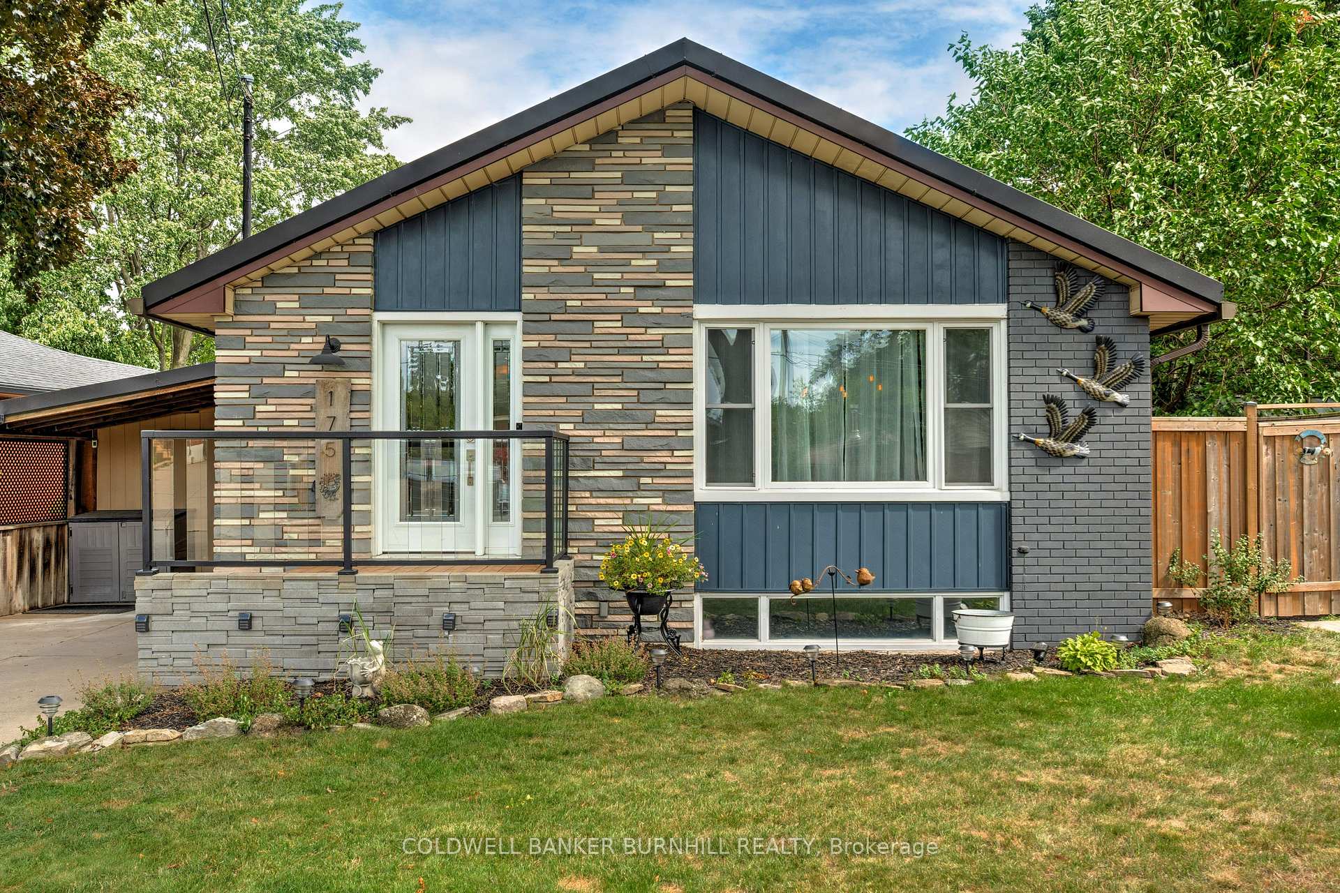 Photo 2 of 175 Kings Forest Drive, Hamilton, Huntington — HOMEH
