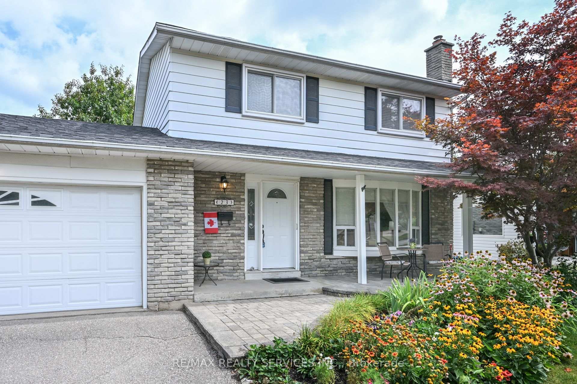 Photo 2 of 23 Governor Grove Crescent, Brampton, Brampton South — HOMEH