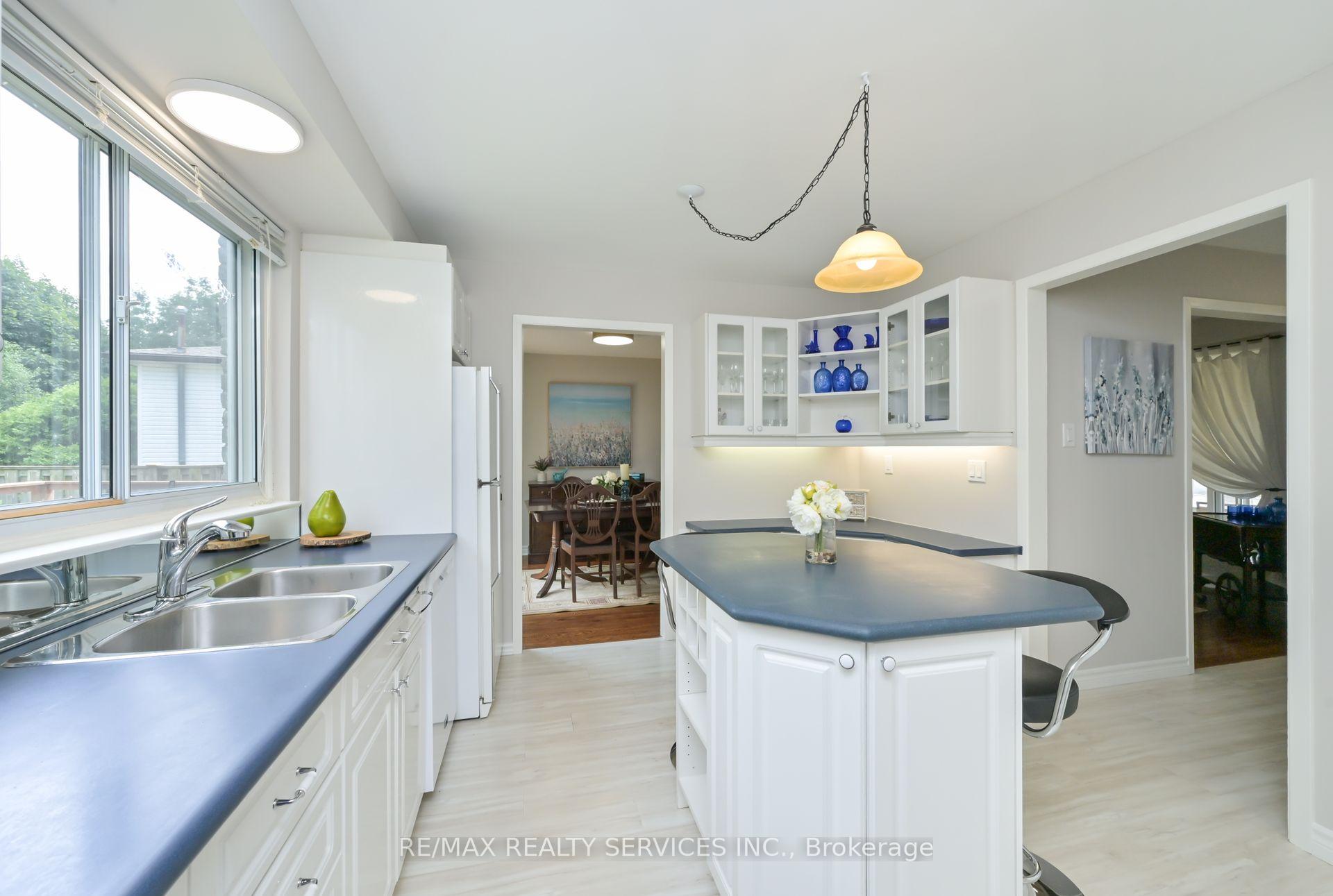 Photo 5 of 23 Governor Grove Crescent, Brampton, Brampton South — HOMEH