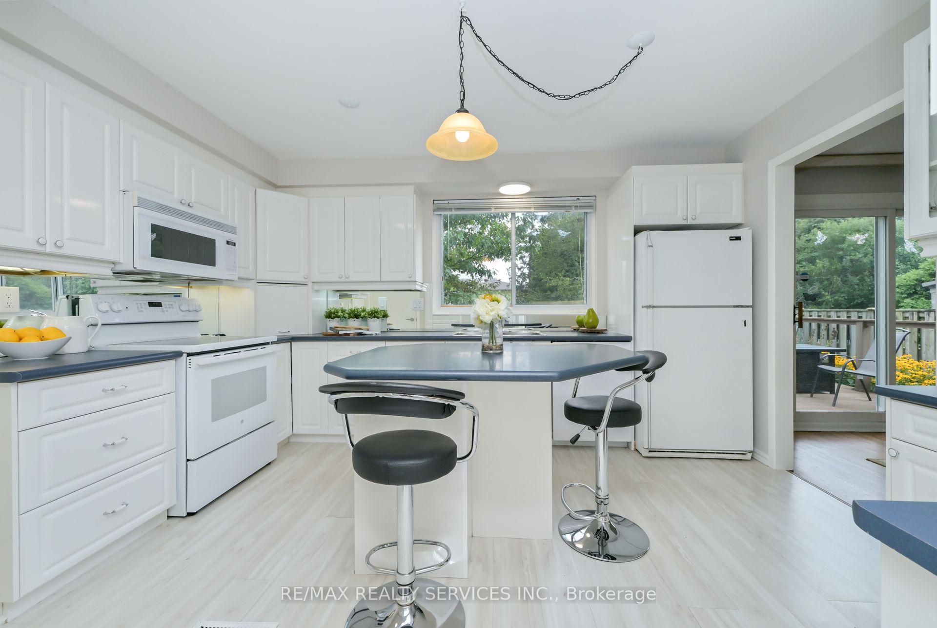 Photo 6 of 23 Governor Grove Crescent, Brampton, Brampton South — HOMEH