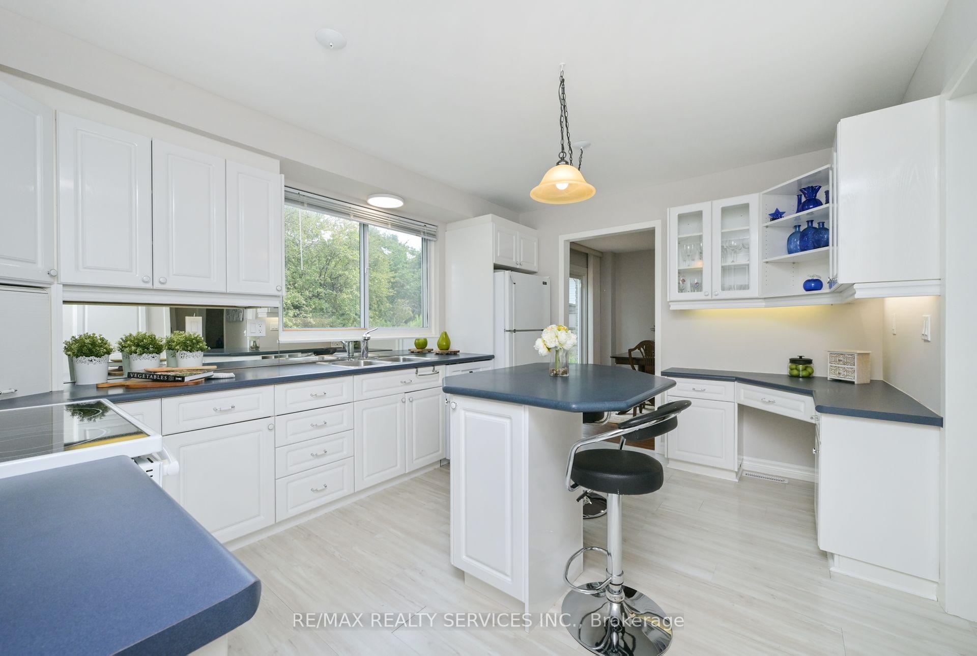 Photo 7 of 23 Governor Grove Crescent, Brampton, Brampton South — HOMEH