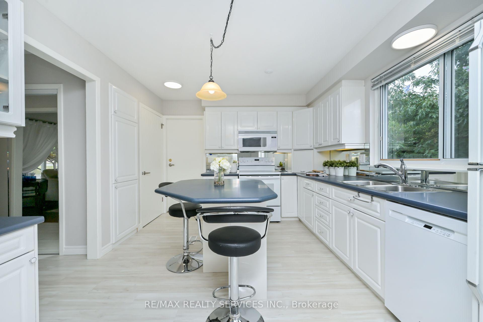 Photo 8 of 23 Governor Grove Crescent, Brampton, Brampton South — HOMEH