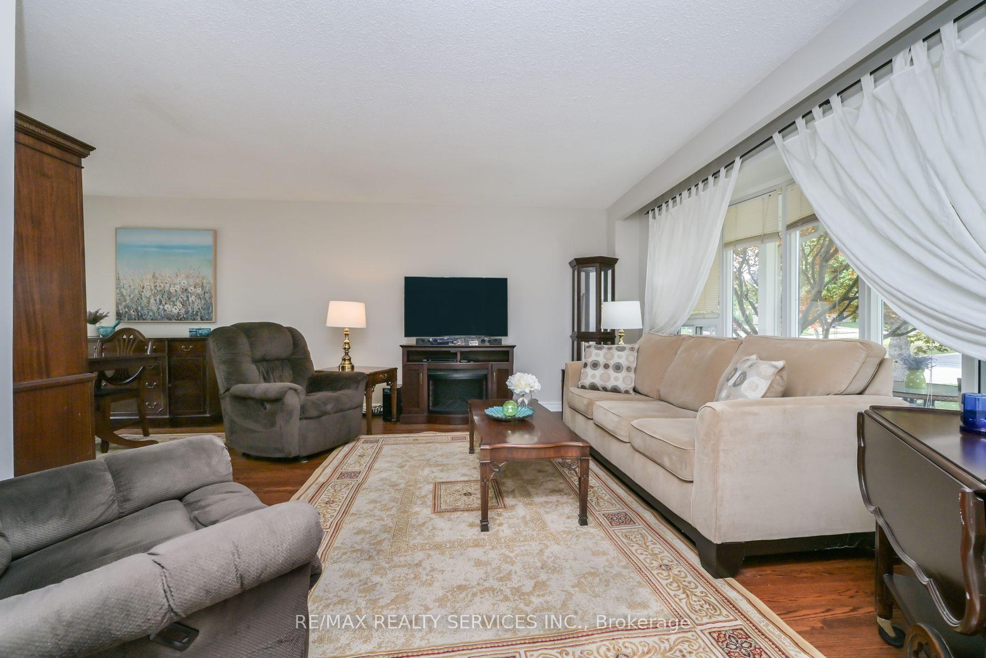 Photo 12 of 23 Governor Grove Crescent, Brampton, Brampton South — HOMEH