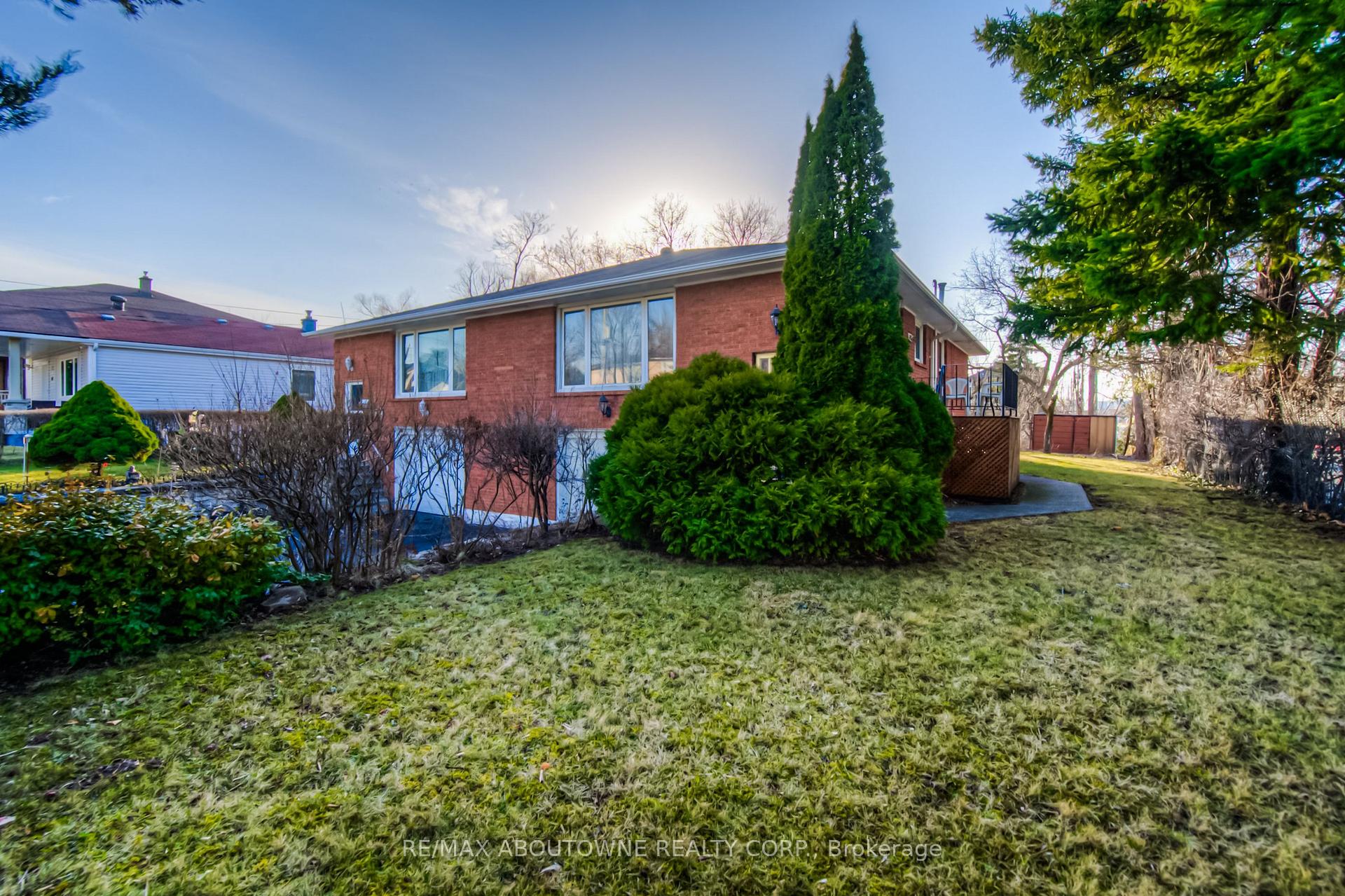 Photo 2 of 47 Chester Road, Hamilton, Stoney Creek — HOMEH