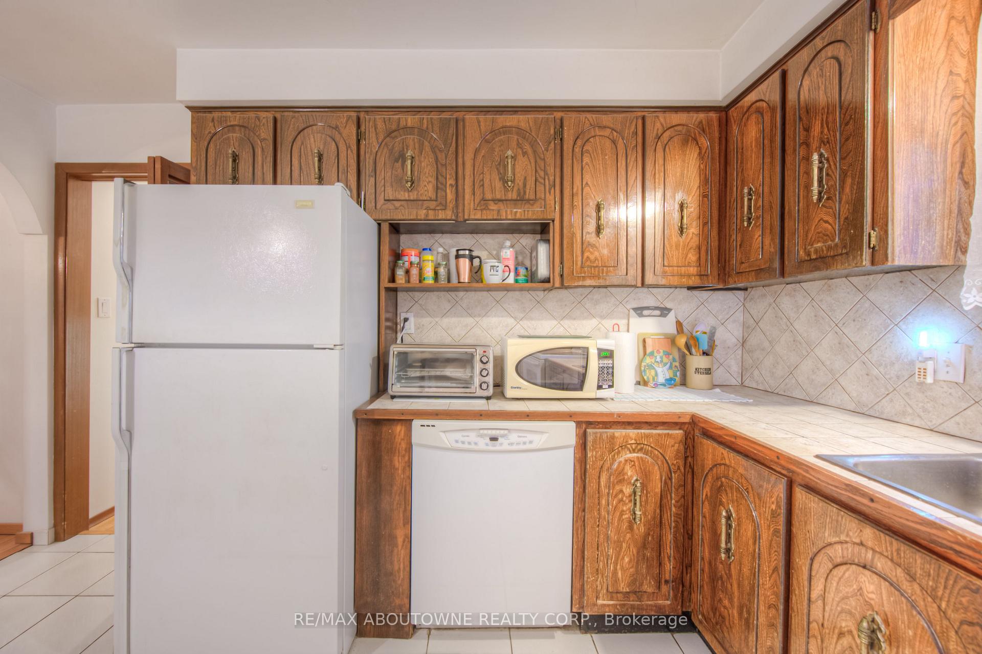 Photo 3 of 47 Chester Road, Hamilton, Stoney Creek — HOMEH