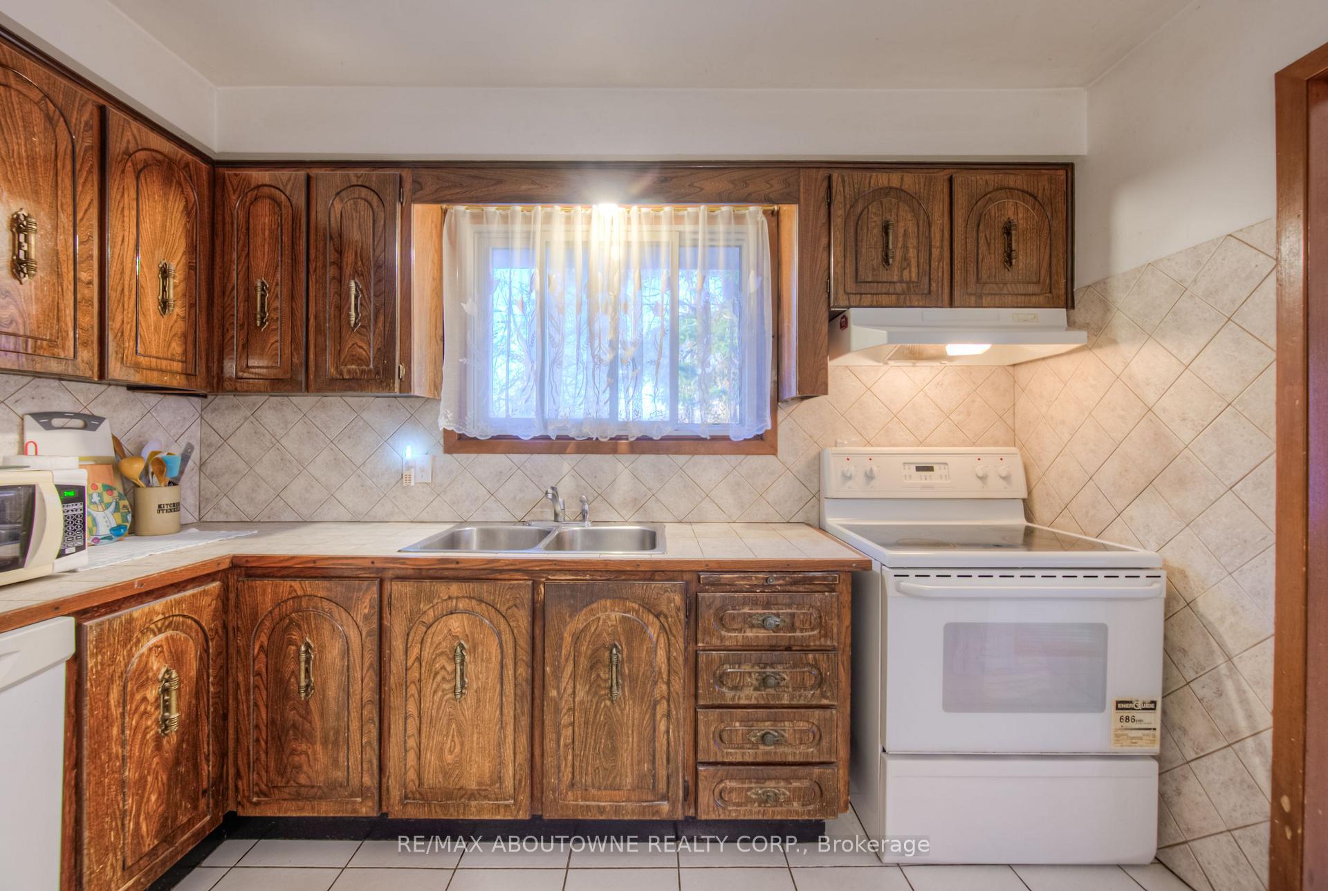 Photo 4 of 47 Chester Road, Hamilton, Stoney Creek — HOMEH
